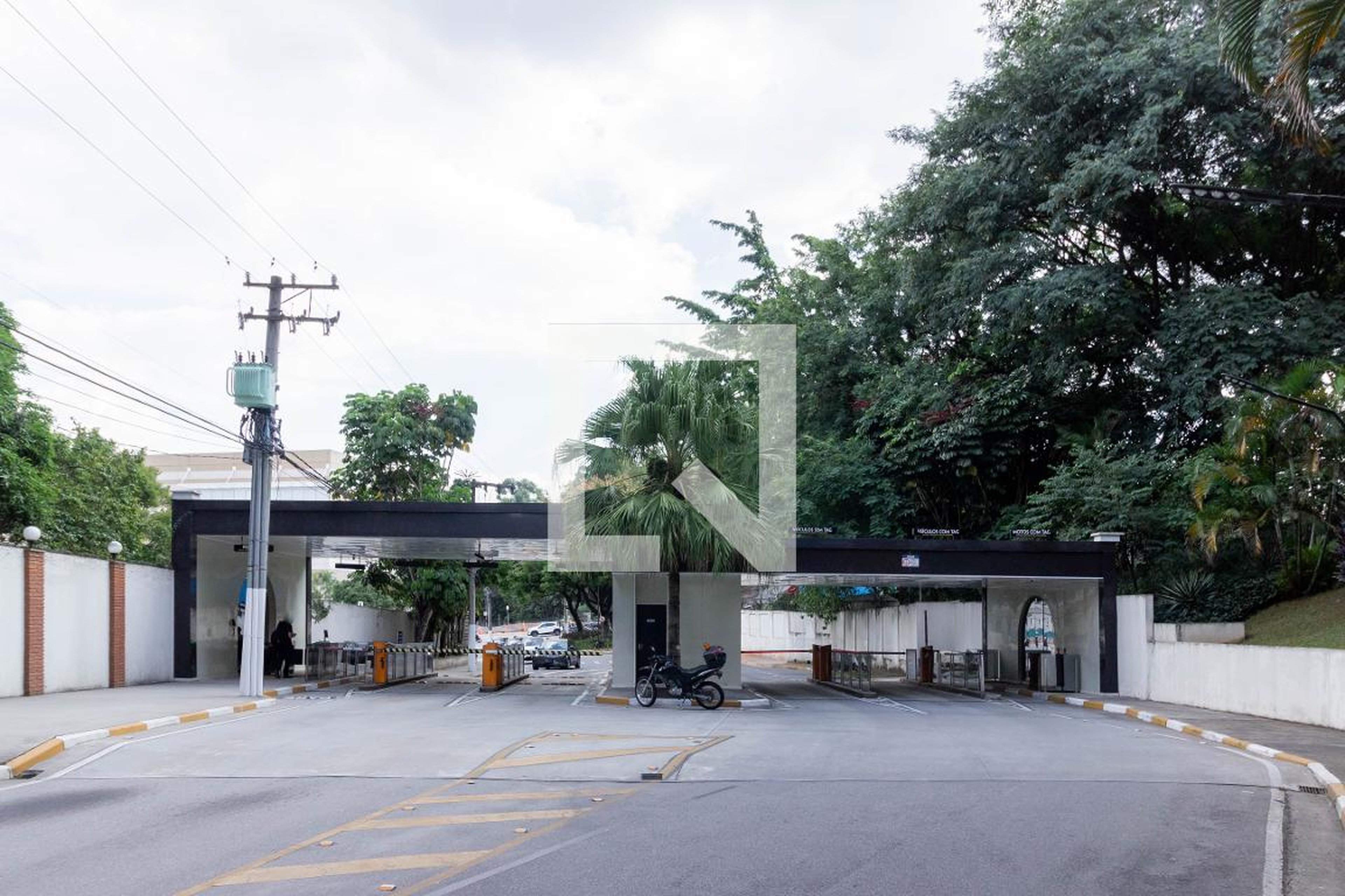 Fachada do Condomínio Condomínio Portal dos Bandeirantes