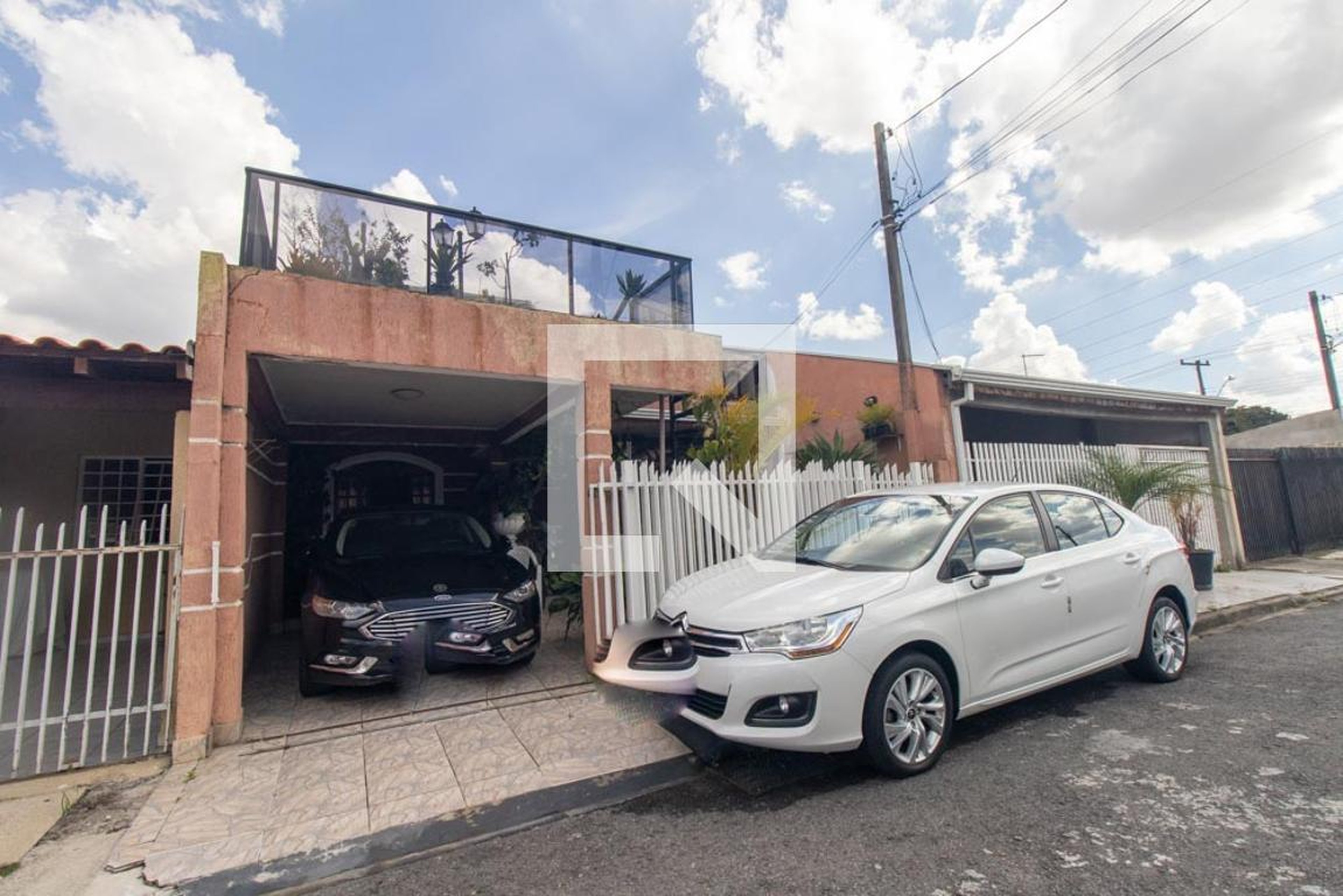 Fachada Condomínio em Rua Professora Edmee Neal Algouver, 420