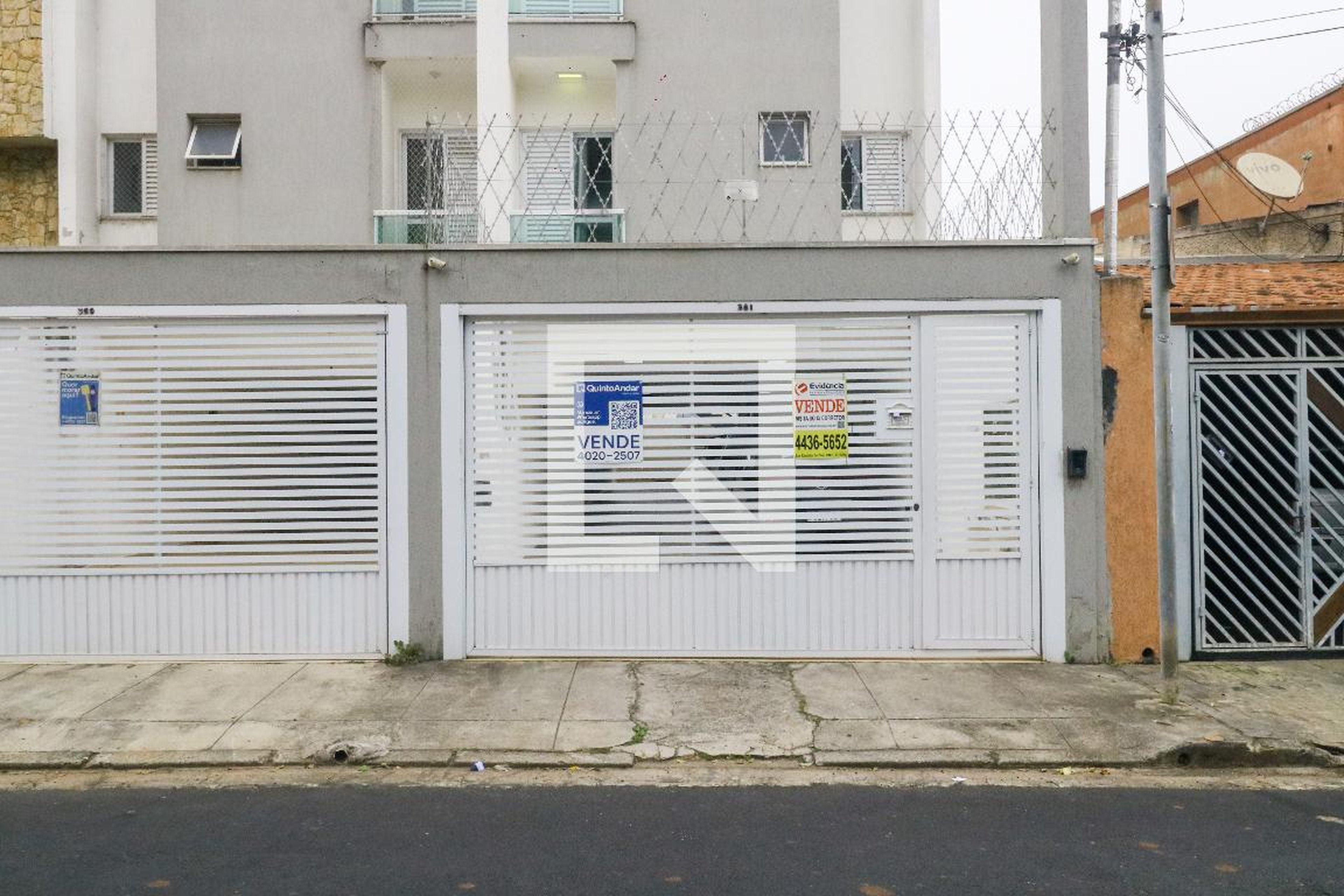 Fachada Condomínio em Rua Ana Jarvis, 361