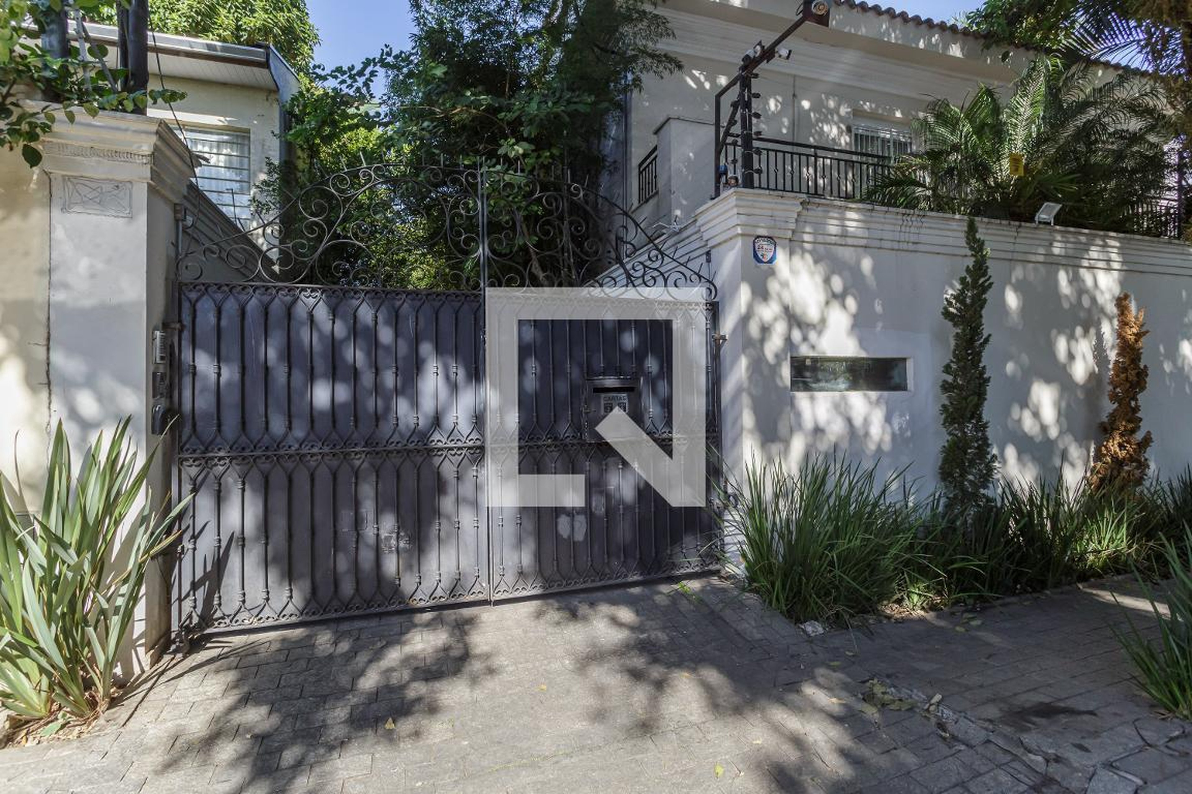 Fachada Condomínio em Rua Professor Filadelfo Azevedo, 477