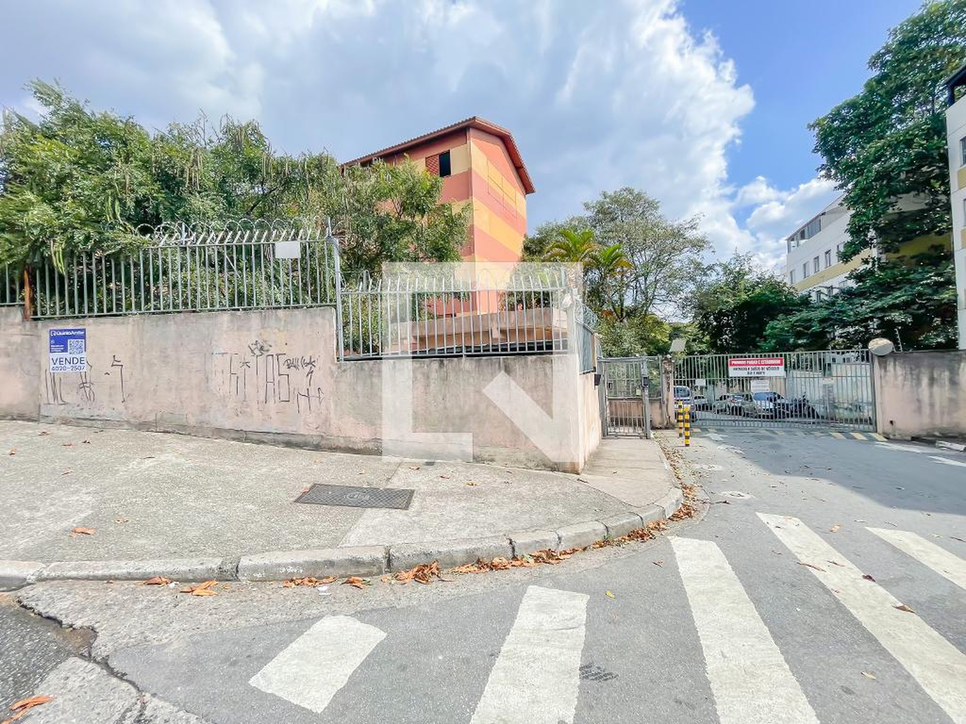 Fachada Condomínio em Estrada das Rosas, 581