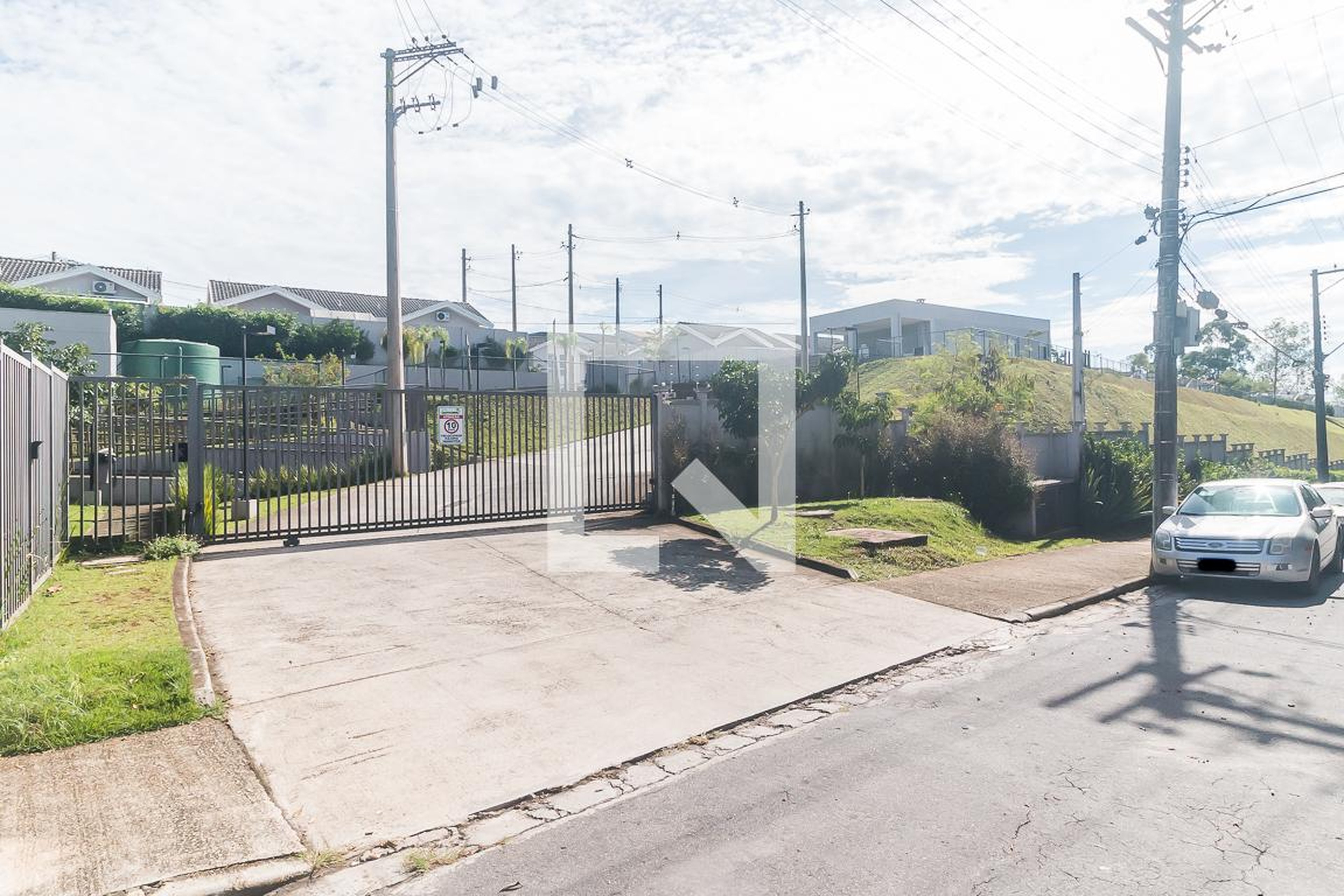 Fachada Condomínio em Estrada Rikio Suenaga, 404