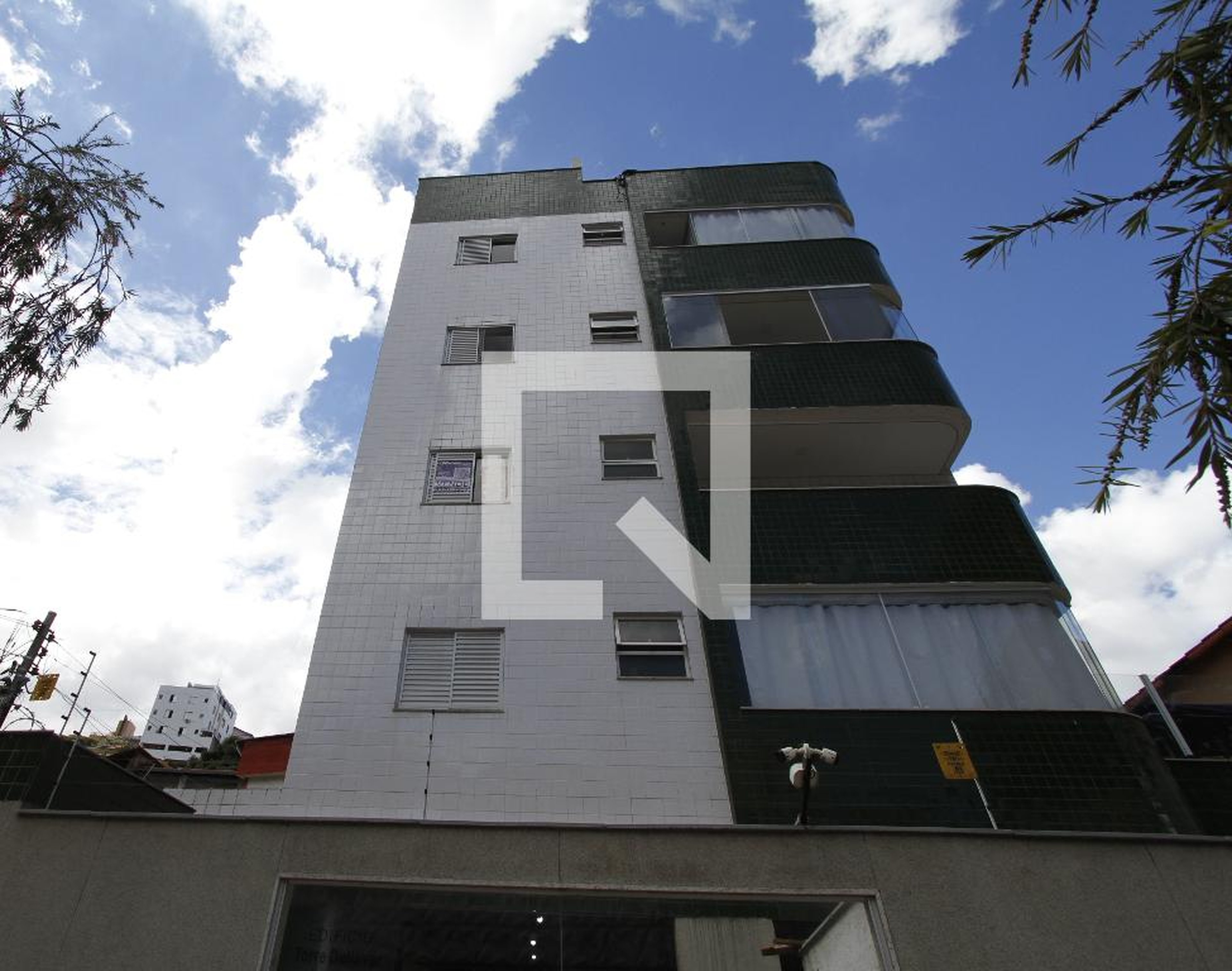 Fachada Condomínio em Rua Professor Raphael Hardy, 86