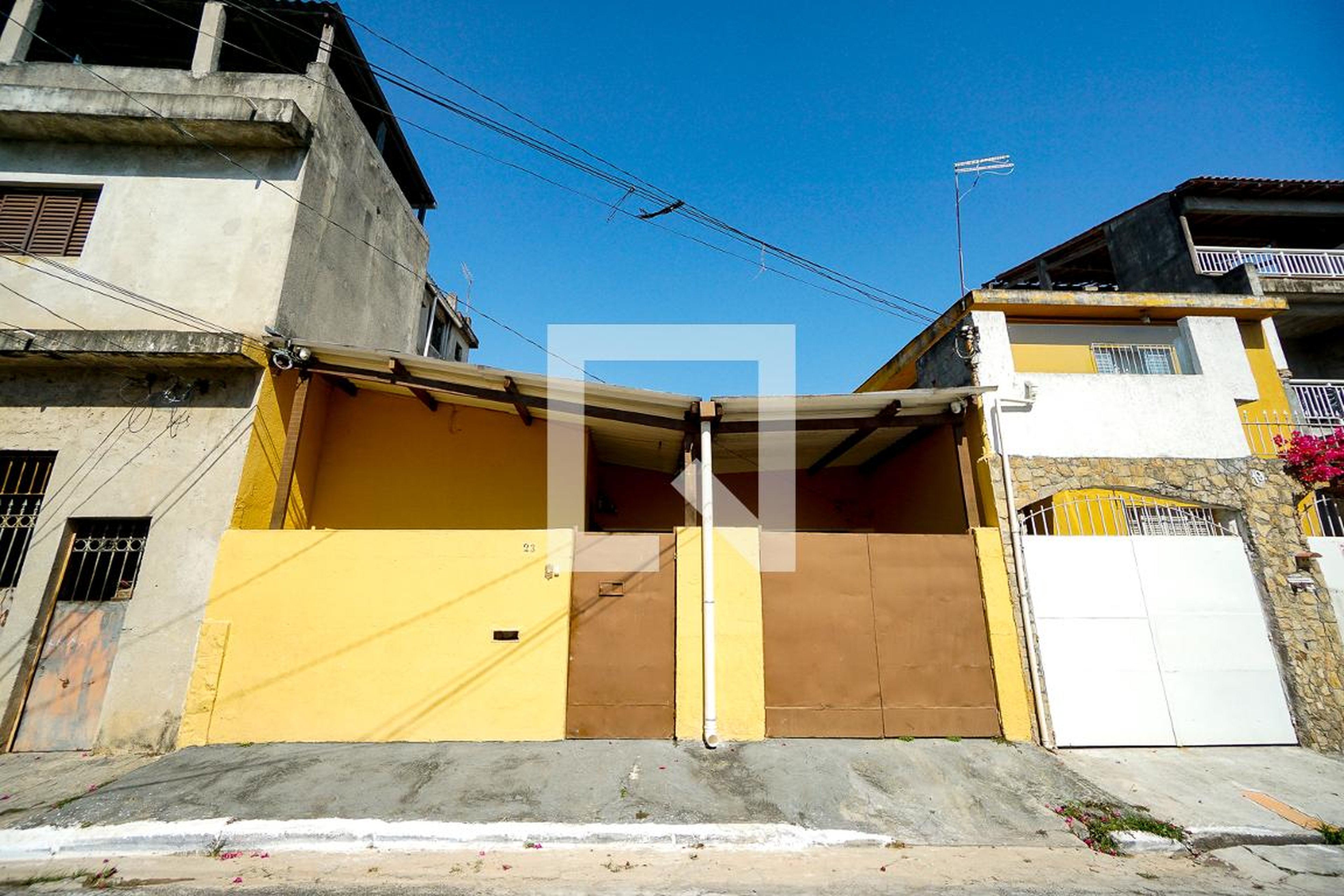 Fachada Condomínio em Rua Dona Maria Montagni de Oliveira, 23