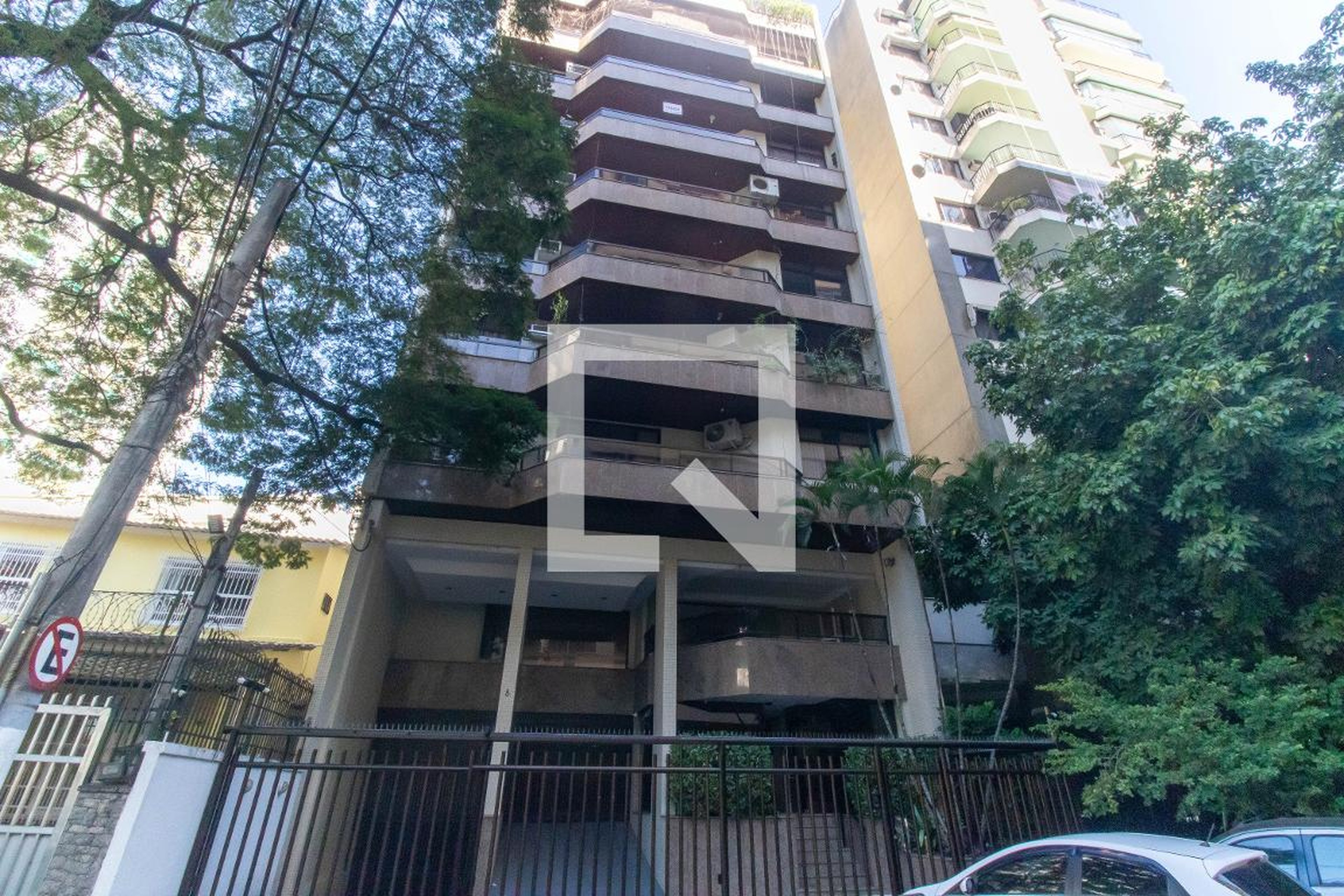 Fachada Condomínio em Rua Doutor Artur Tibau, 8