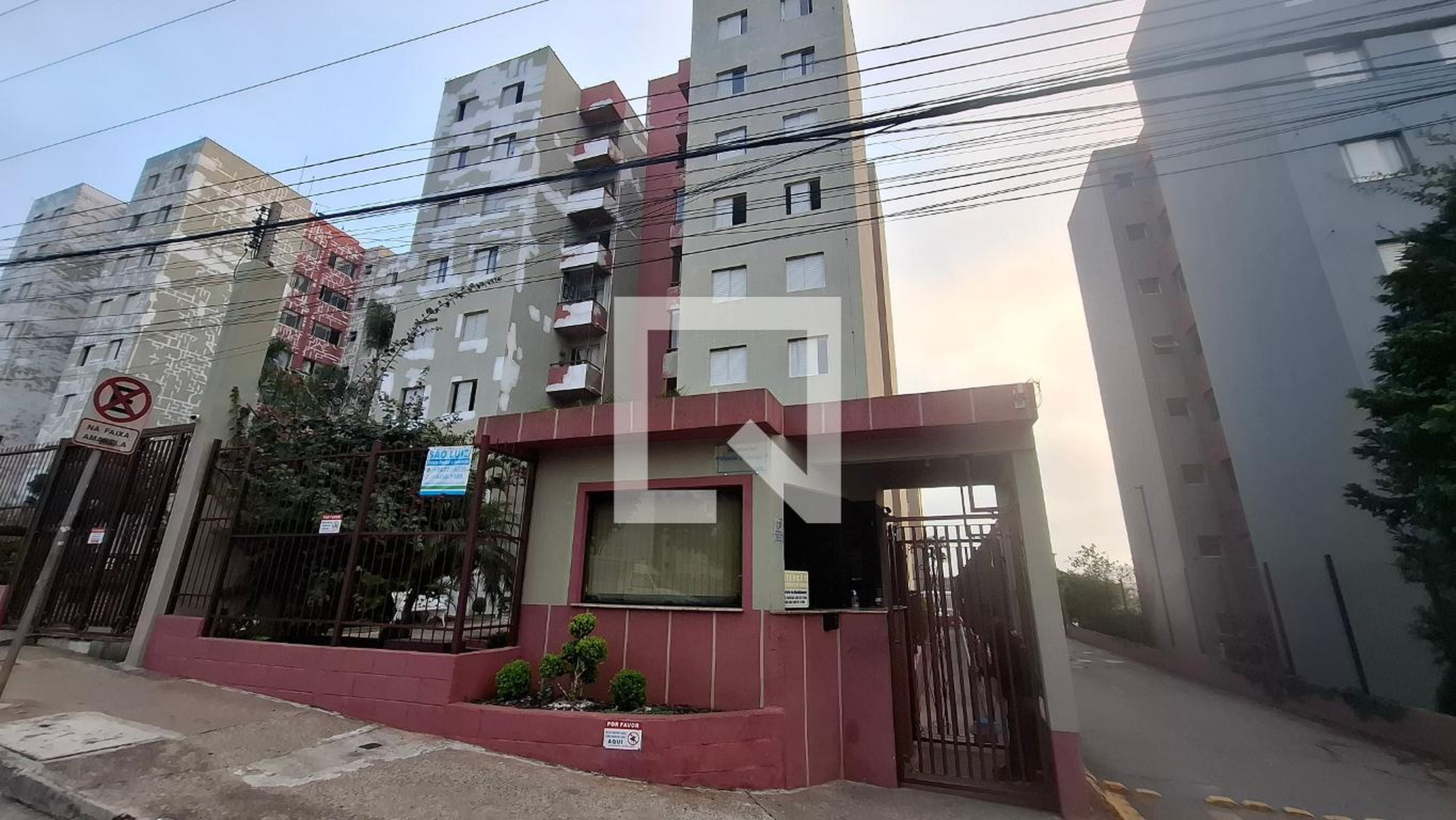 Fachada Condomínio em Rua Valdemar Celestino da Silva, 371