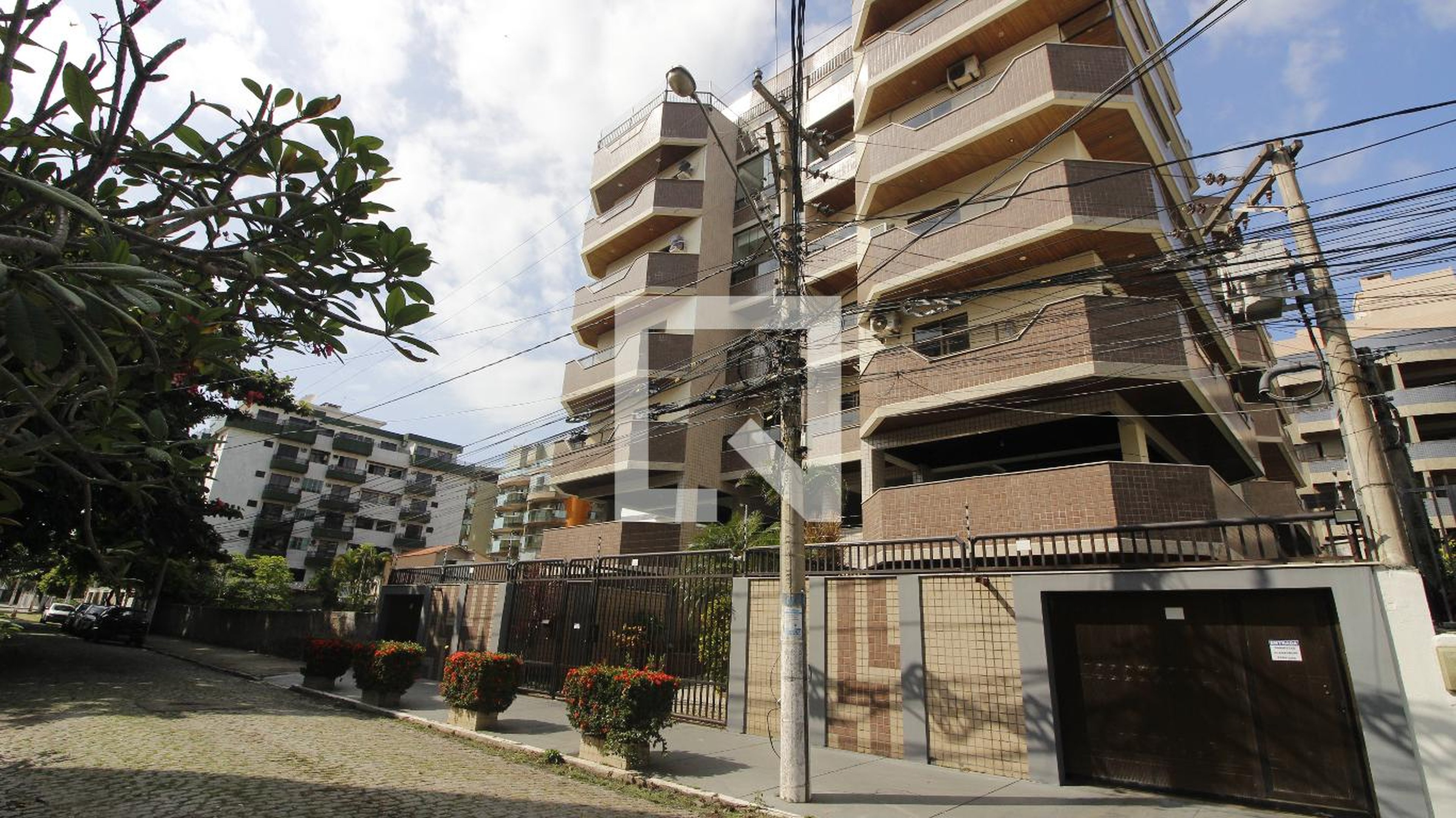 Fachada Condomínio em Rua Elpídio Barbosa dos Santos, 60