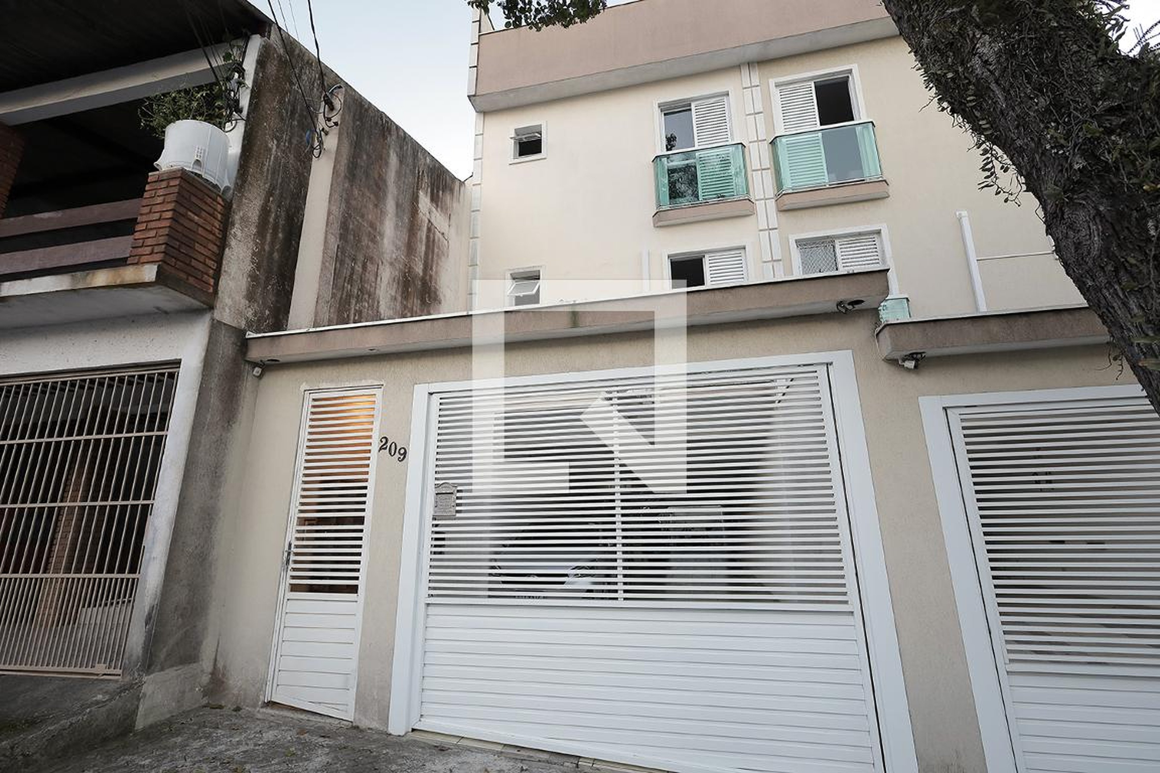 Fachada Condomínio em Rua Doutor Mayera, 209