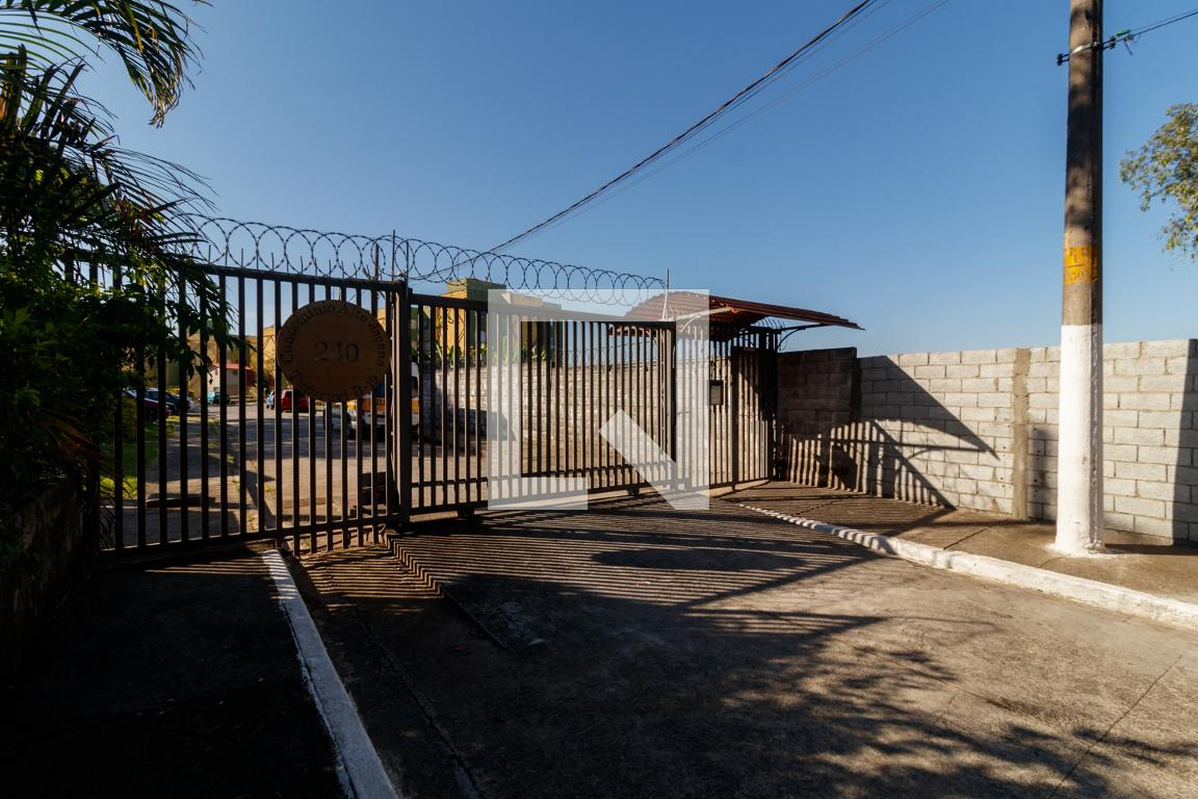 Fachada Condomínio em Rua Ari da Rocha Miranda, 240