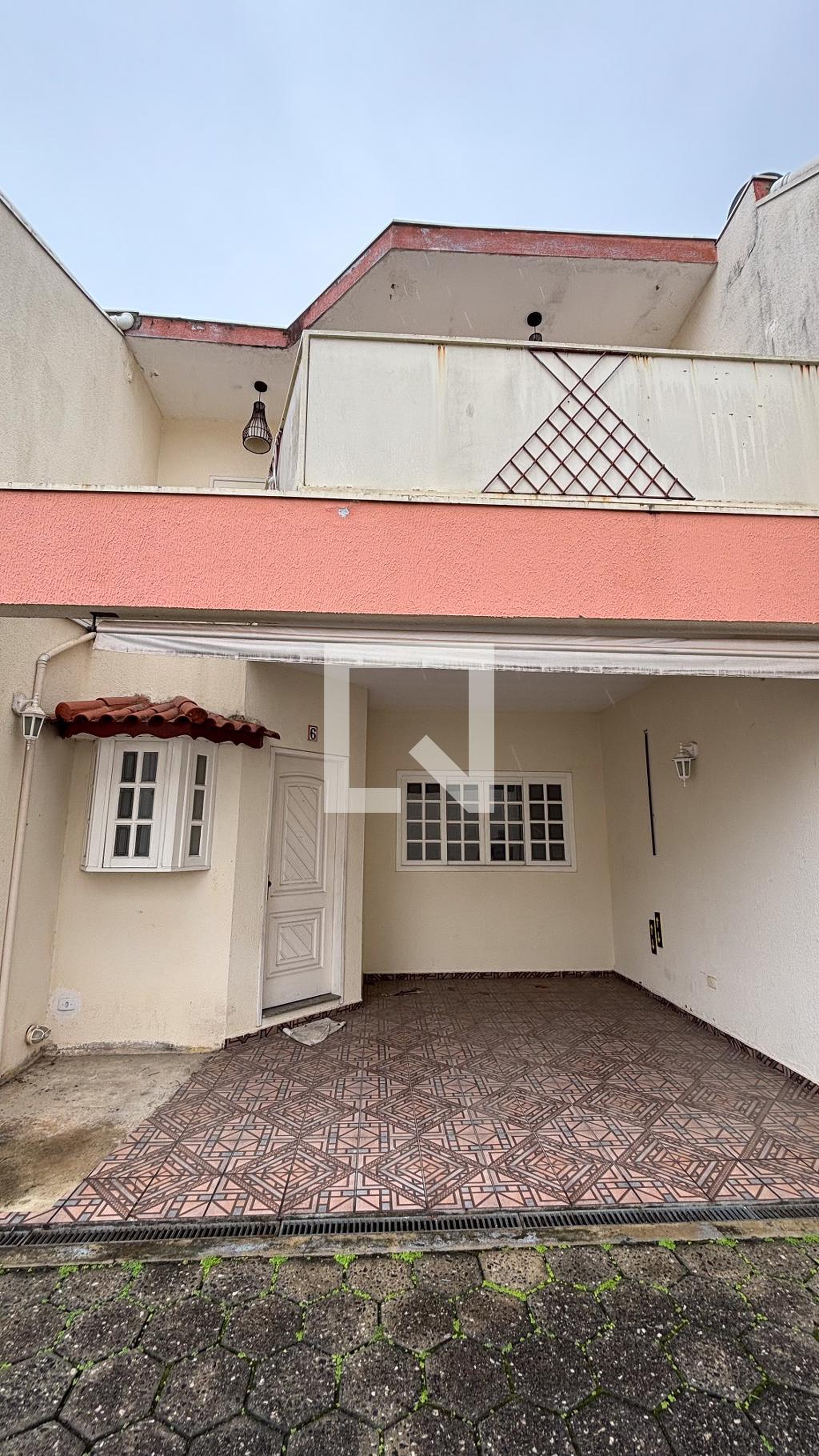 Fachada Condomínio em Rua Anésia Ruston, 33