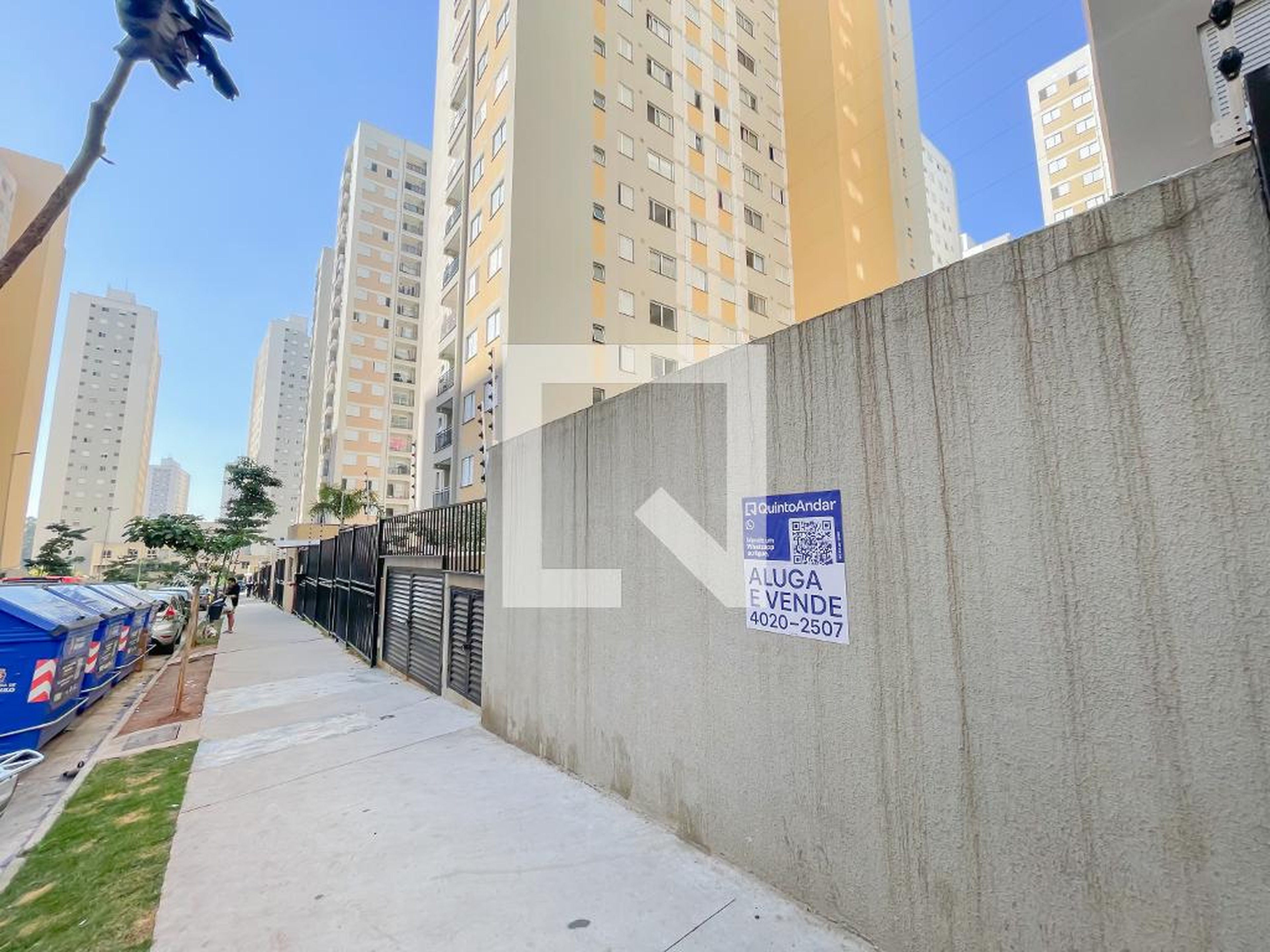 Fachada Condomínio em Rua Isaias Fontes, 121