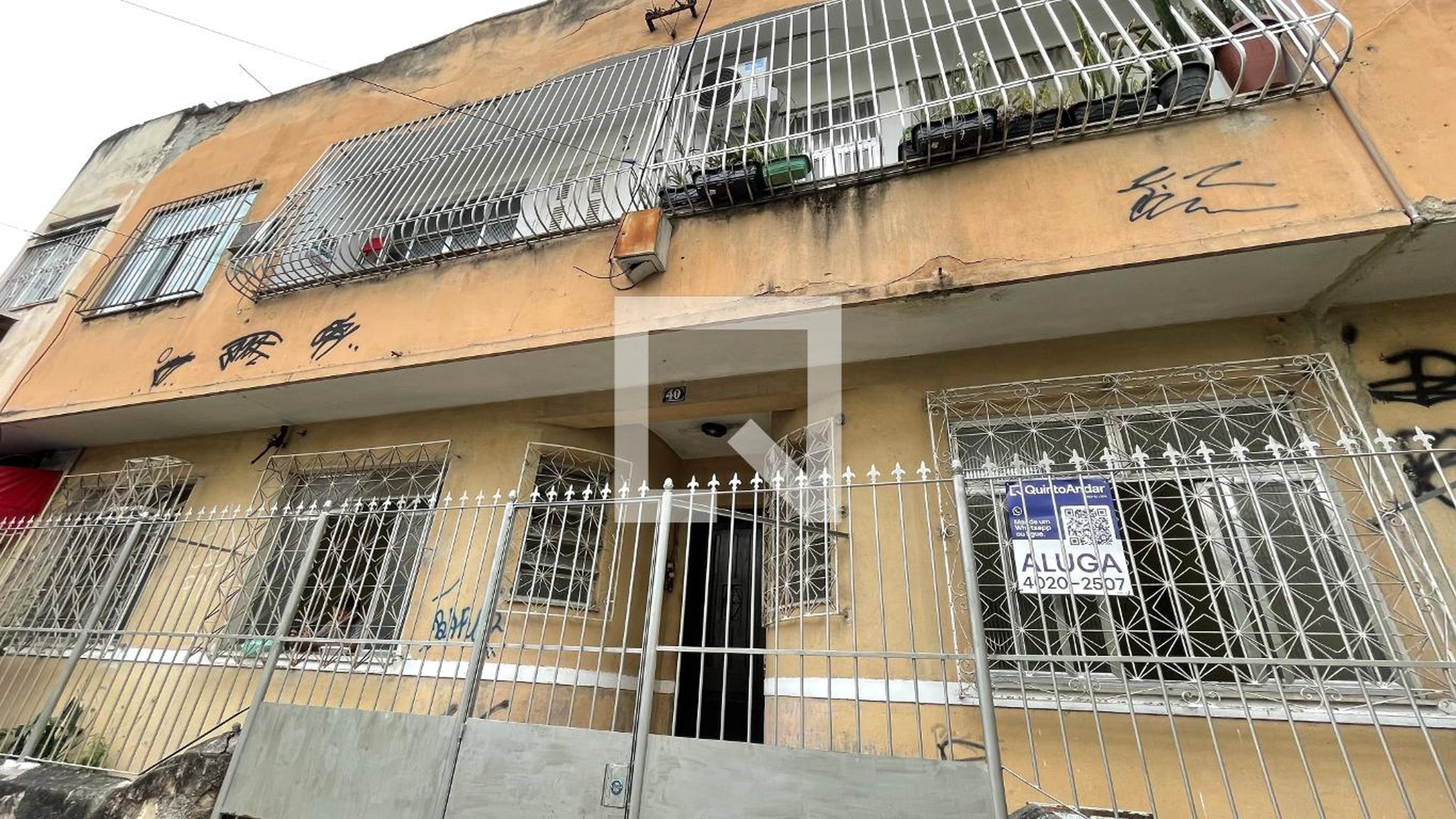 Fachada Condomínio em Rua Mendes Taváres, 40