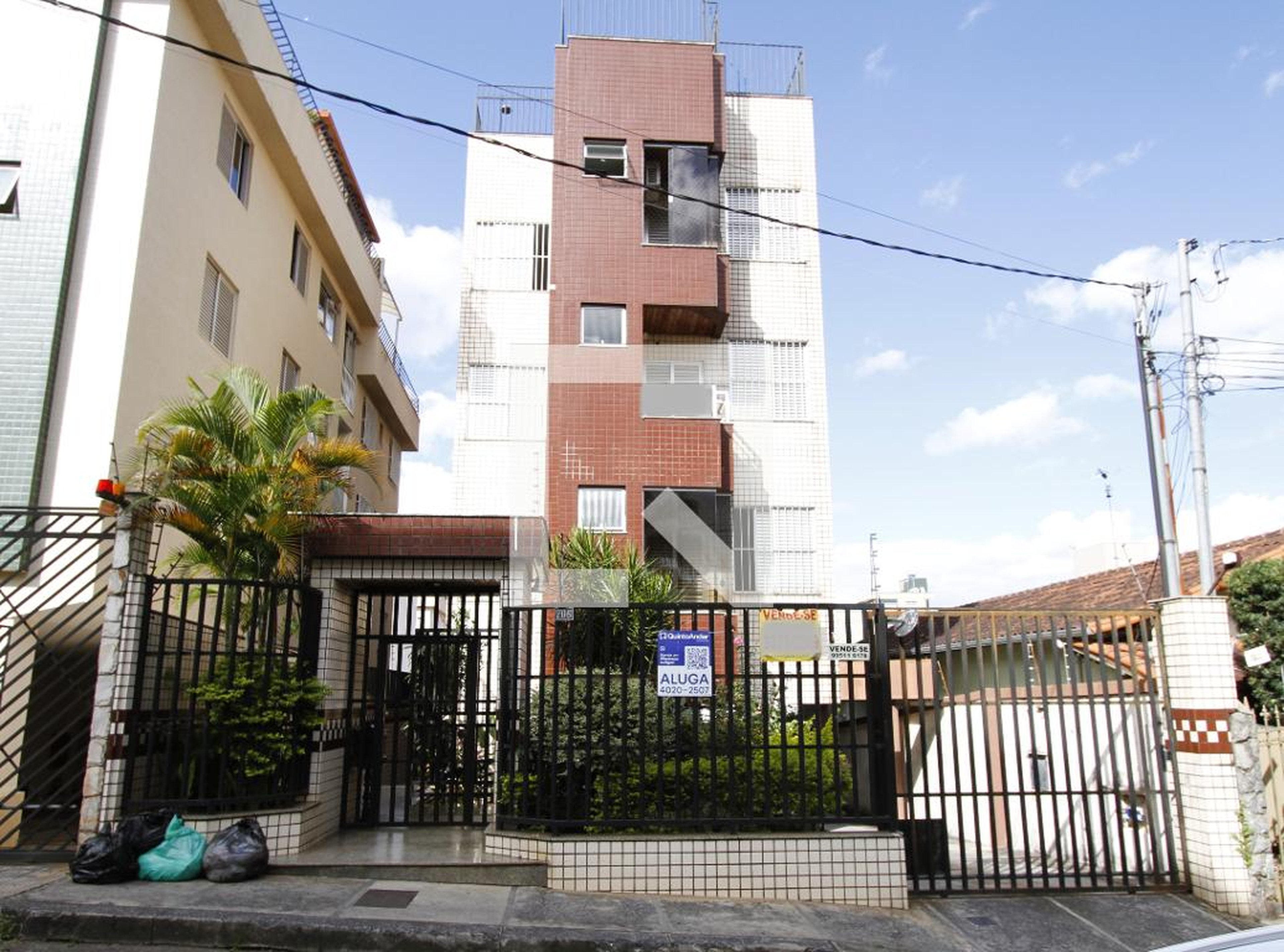 Fachada Condomínio em Rua Costa Sena, 706