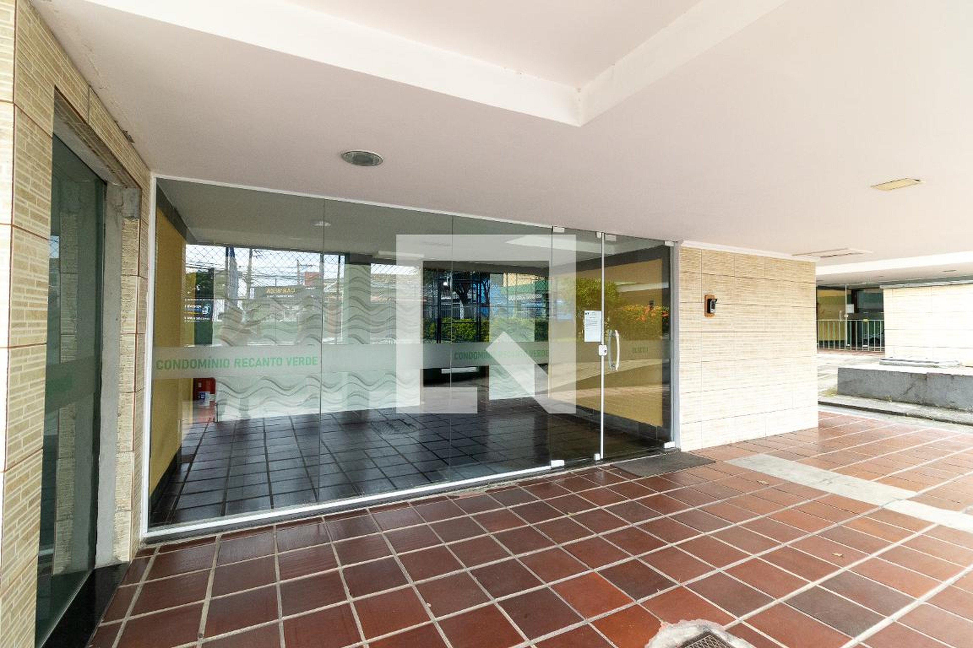 Hall de entrada Condomínio em Estrada do Realengo, 1017