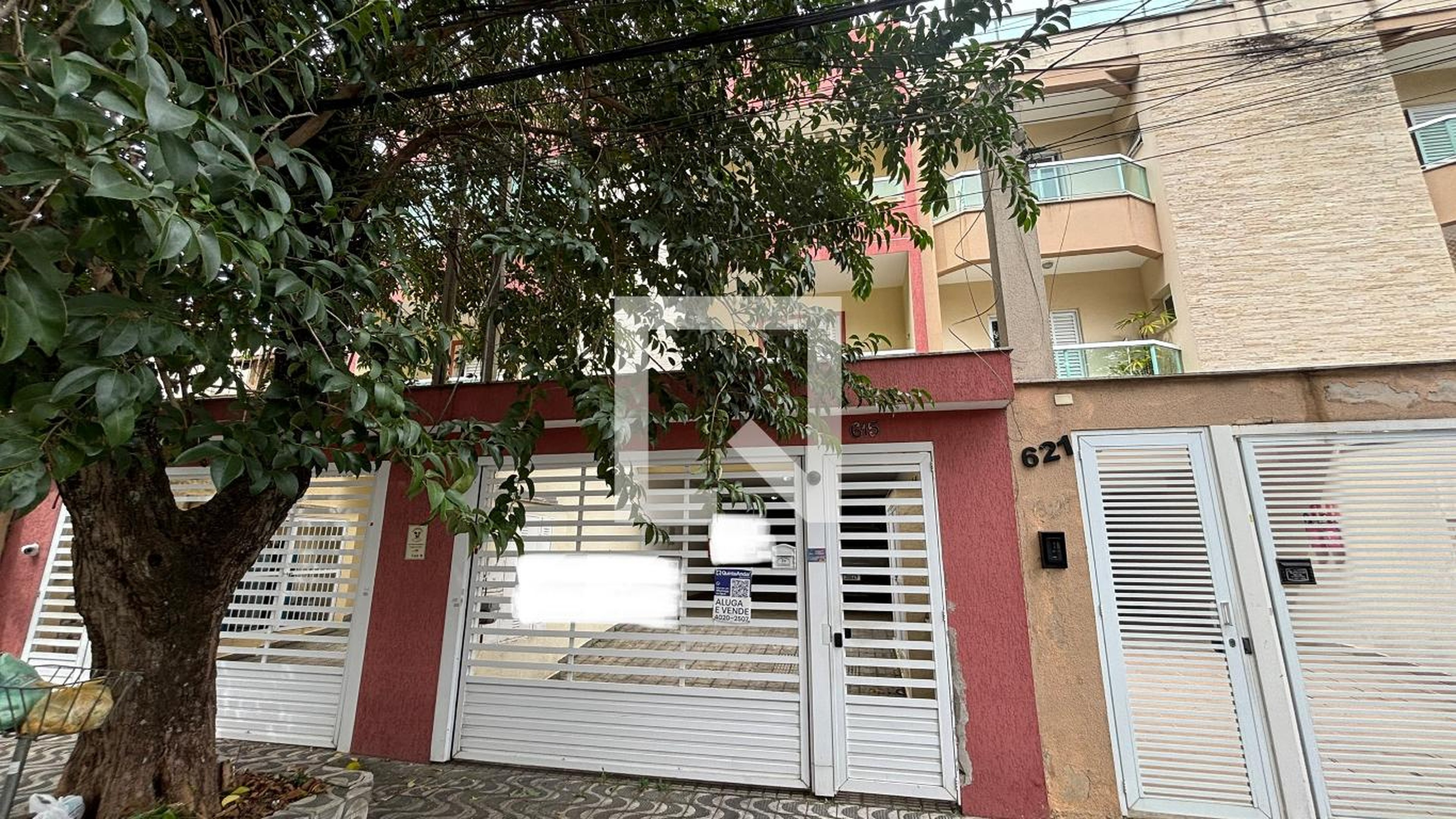 Fachada Condomínio em Rua das Aroeiras, 615