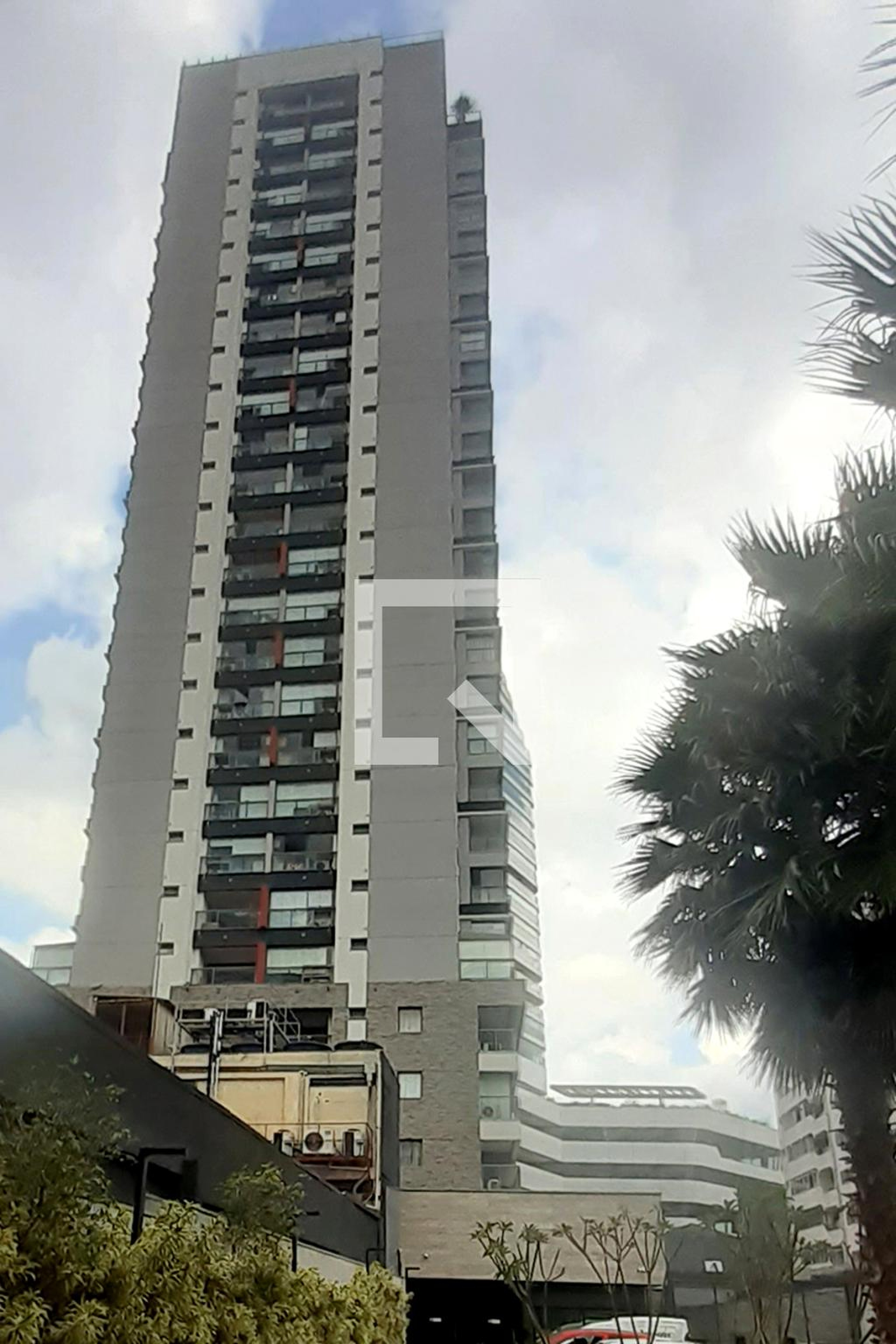Fachada Condomínio em Rua dos Pinheiros, 1057