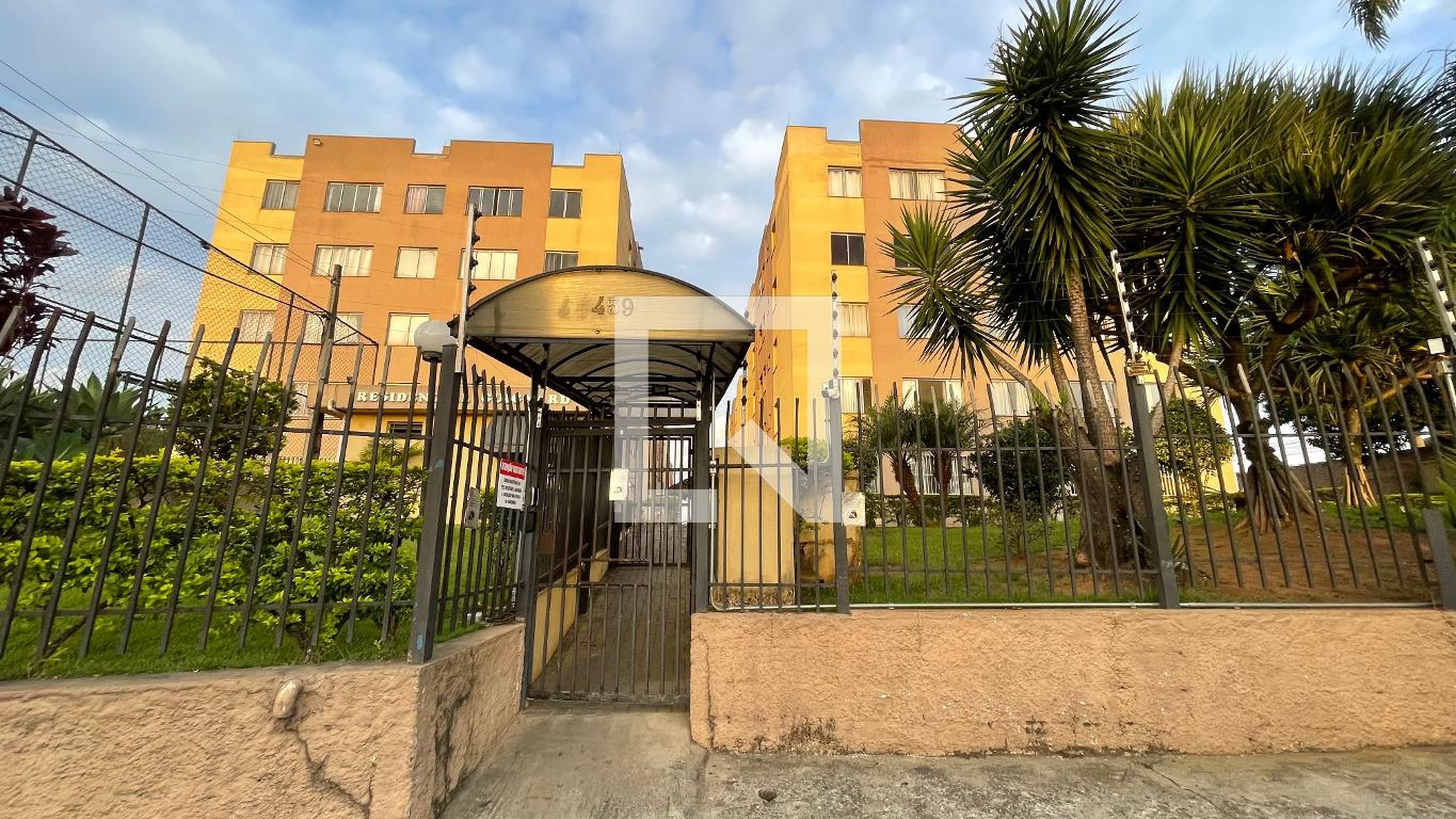 Fachada Condomínio em Rua Saturnino Pereira, 459