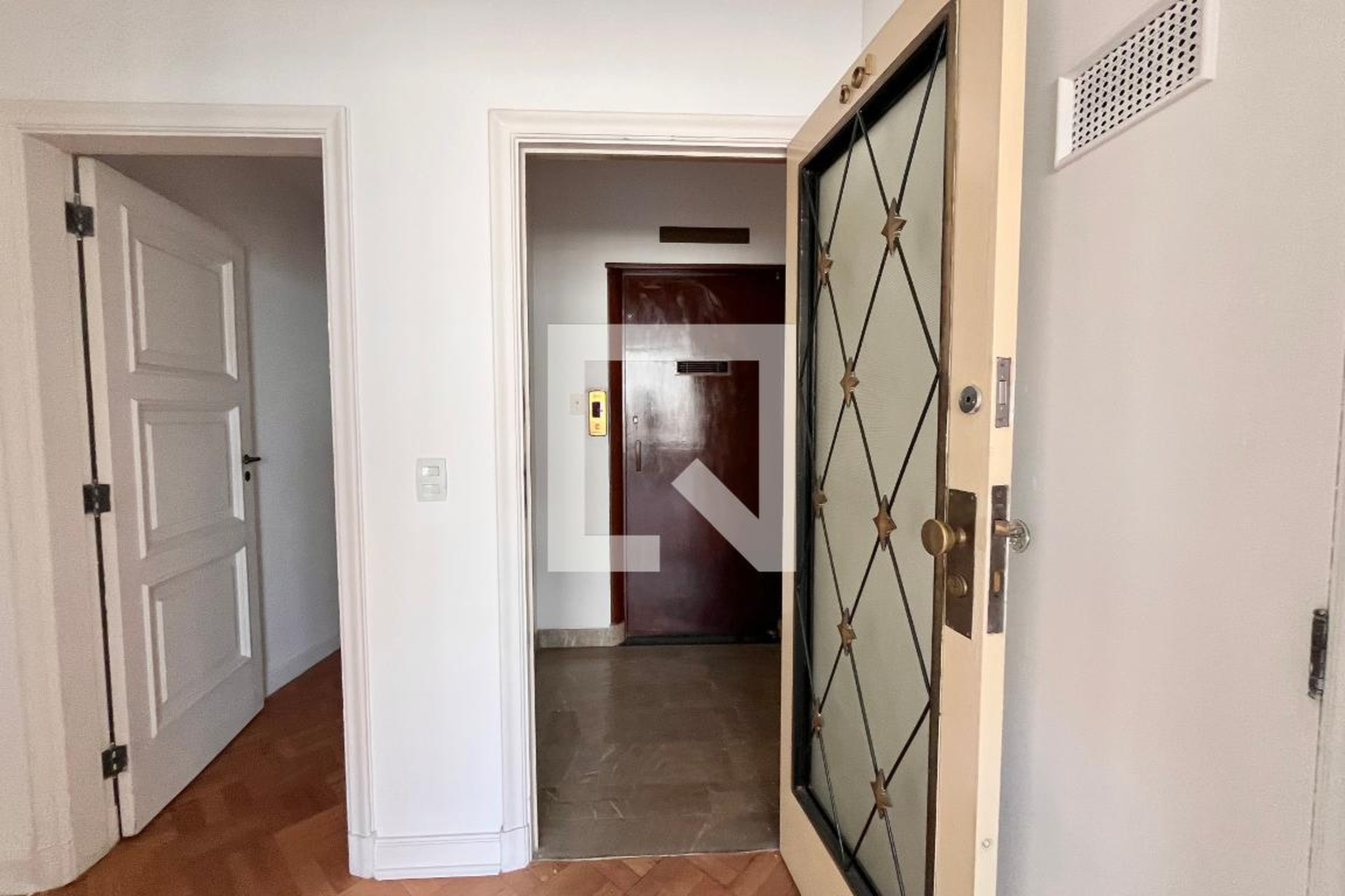Hall de entrada Condomínio em Praça Eugênio Jardim, 10