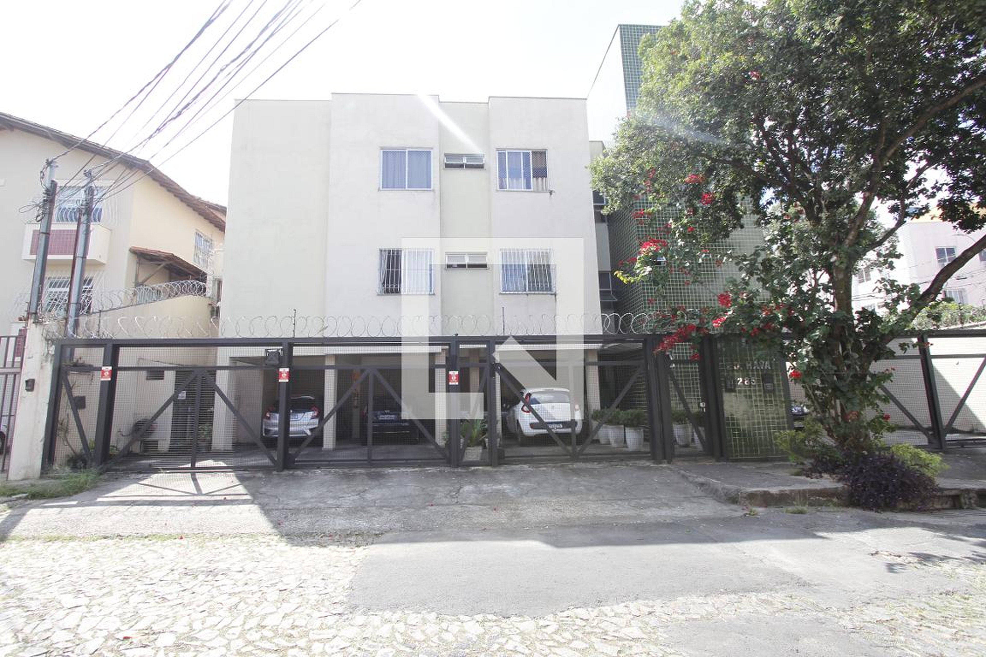 Fachada Condomínio em Rua Peônia, 285