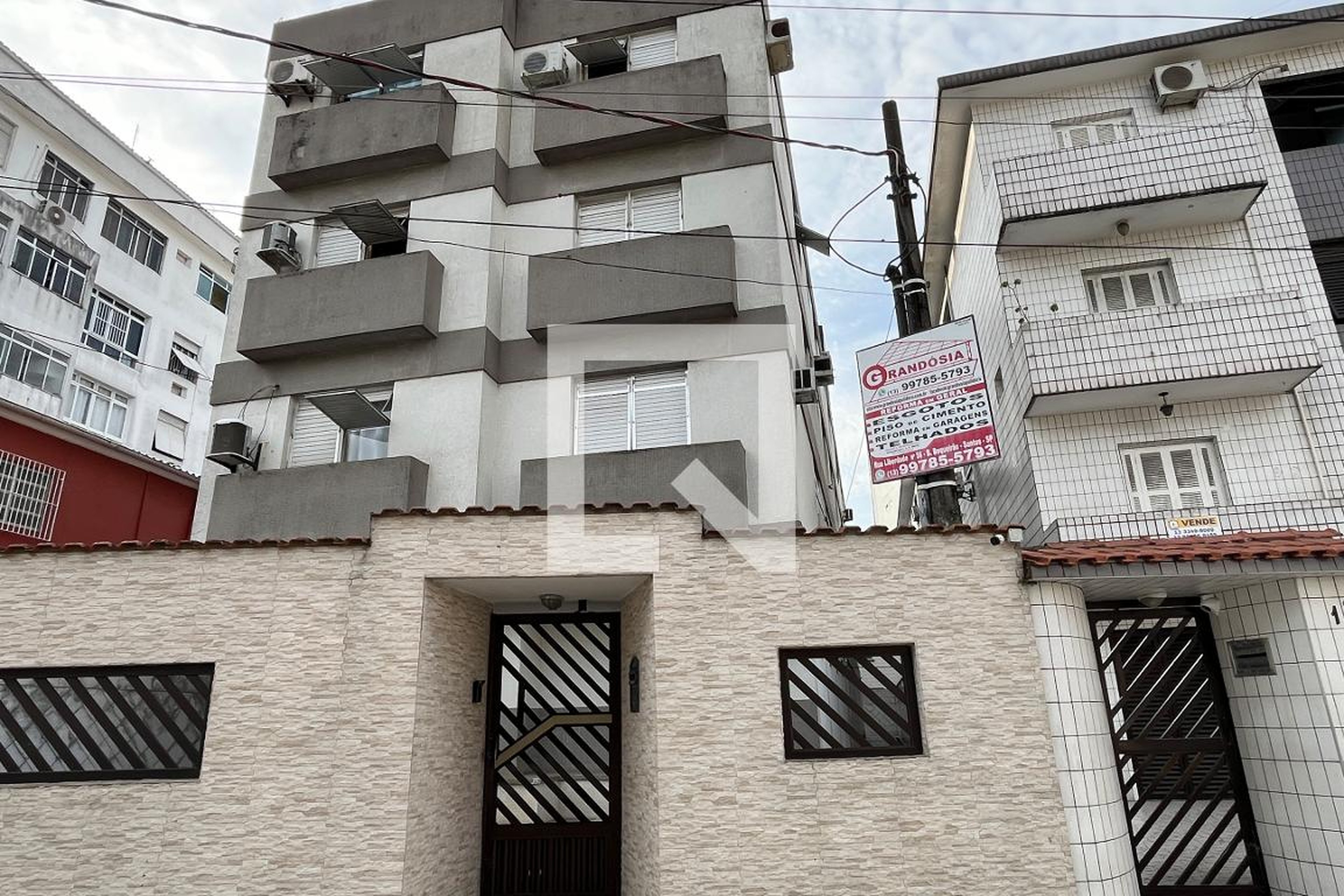 Fachada Condomínio em Rua Cunha Moreira, 22