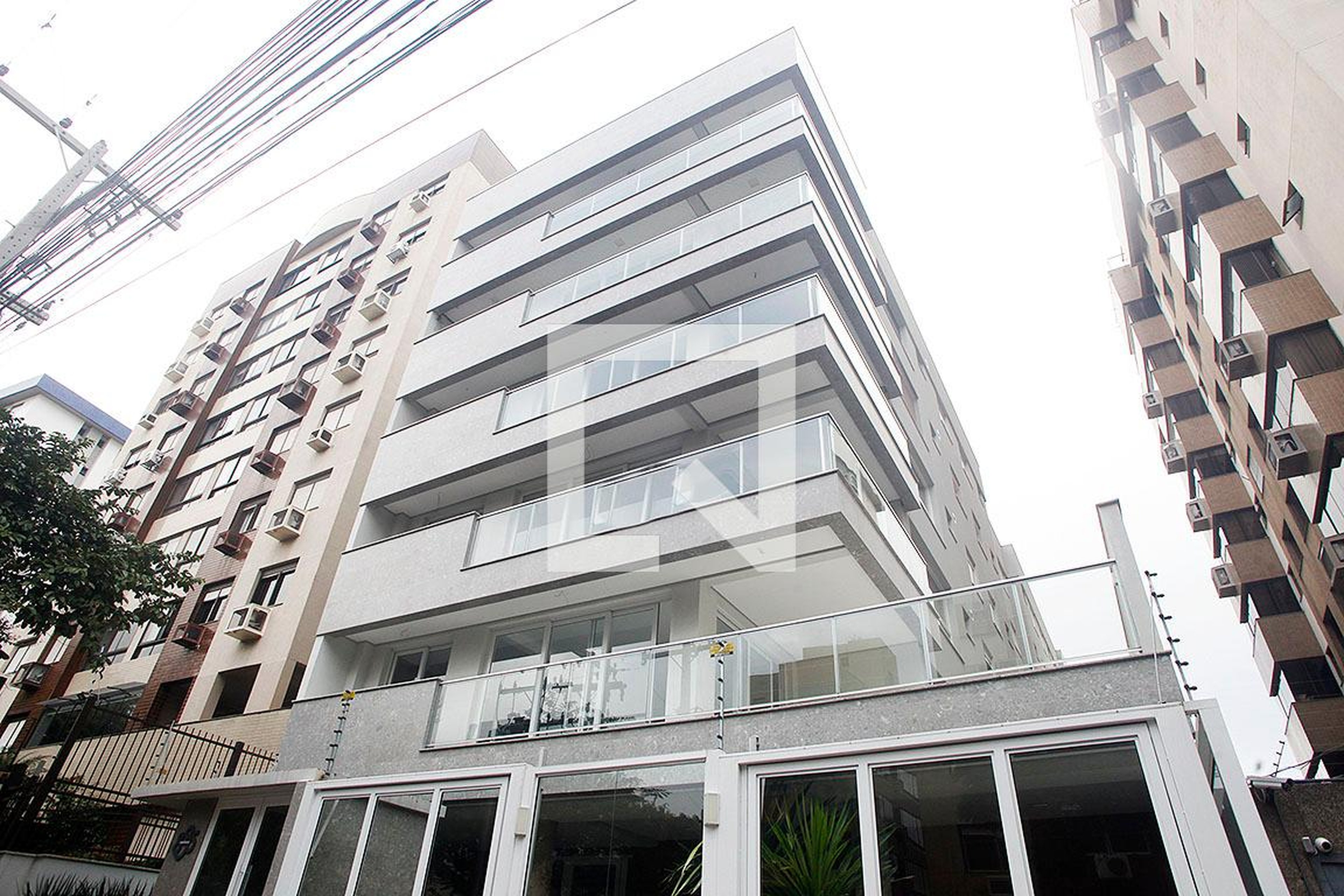 Fachada Condomínio em Rua Honório Silveira Dias, 895