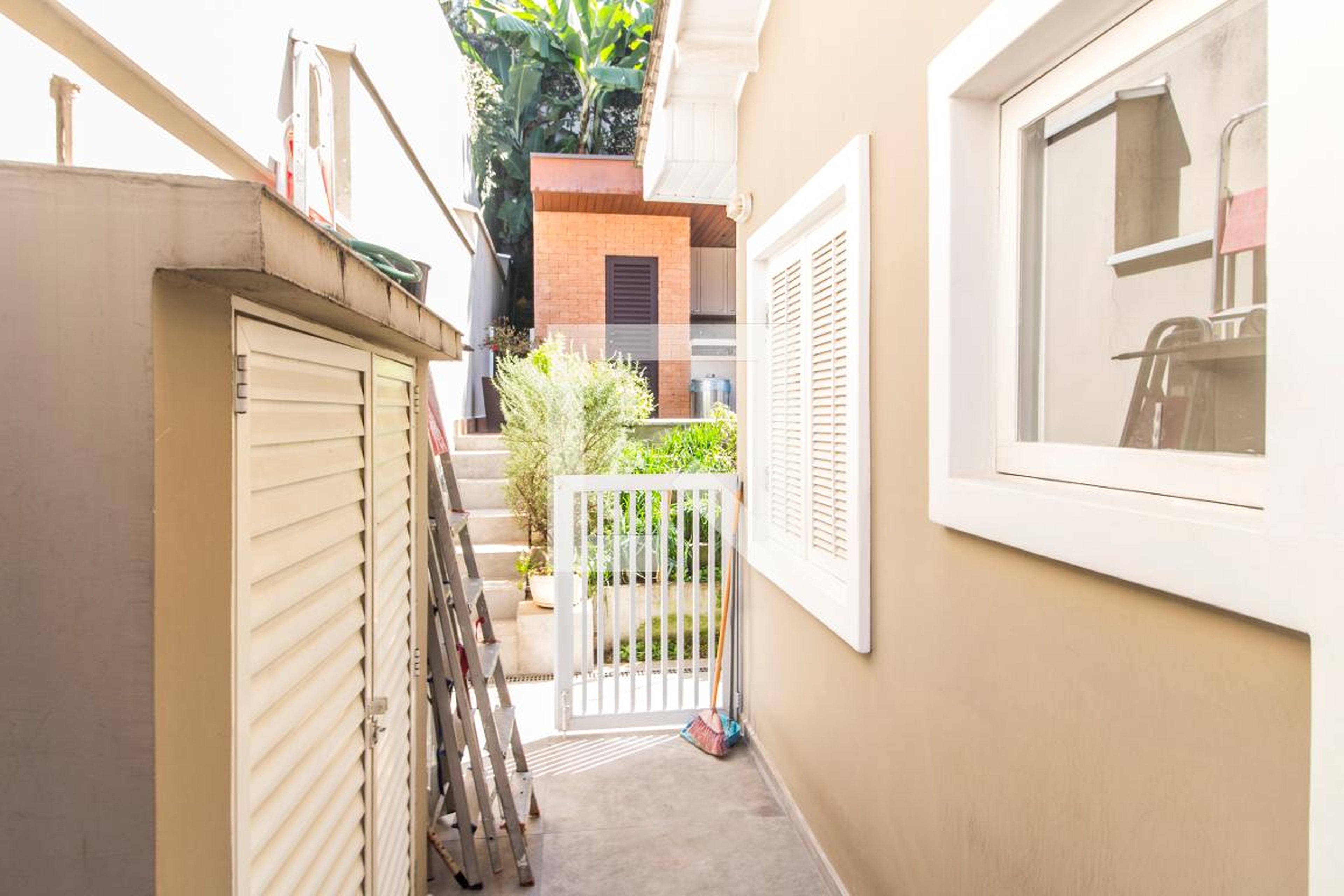 Entrada Condomínio em Rua Jatobá, 121