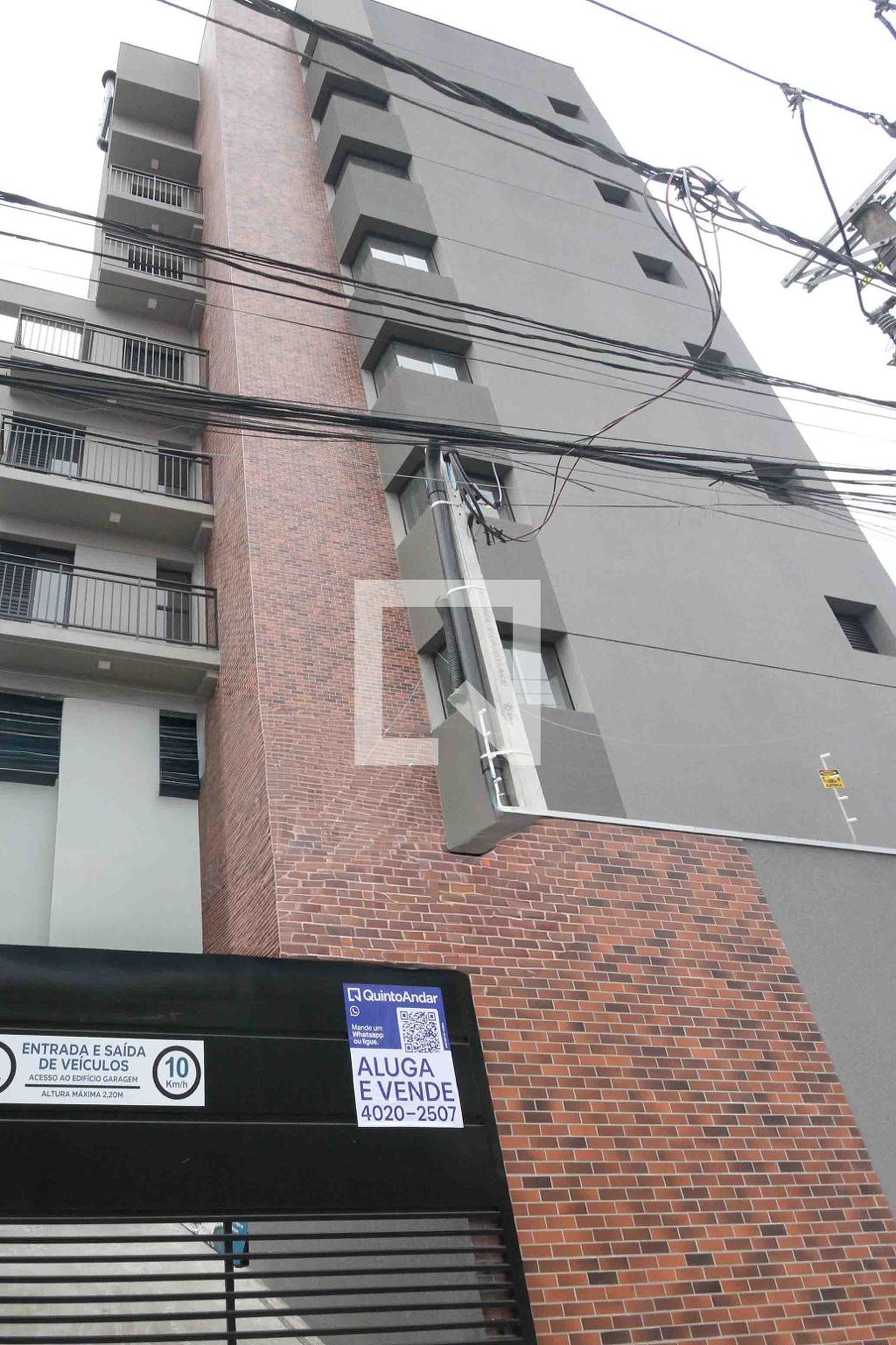 Fachada Condomínio em Rua Três Pedras, 241