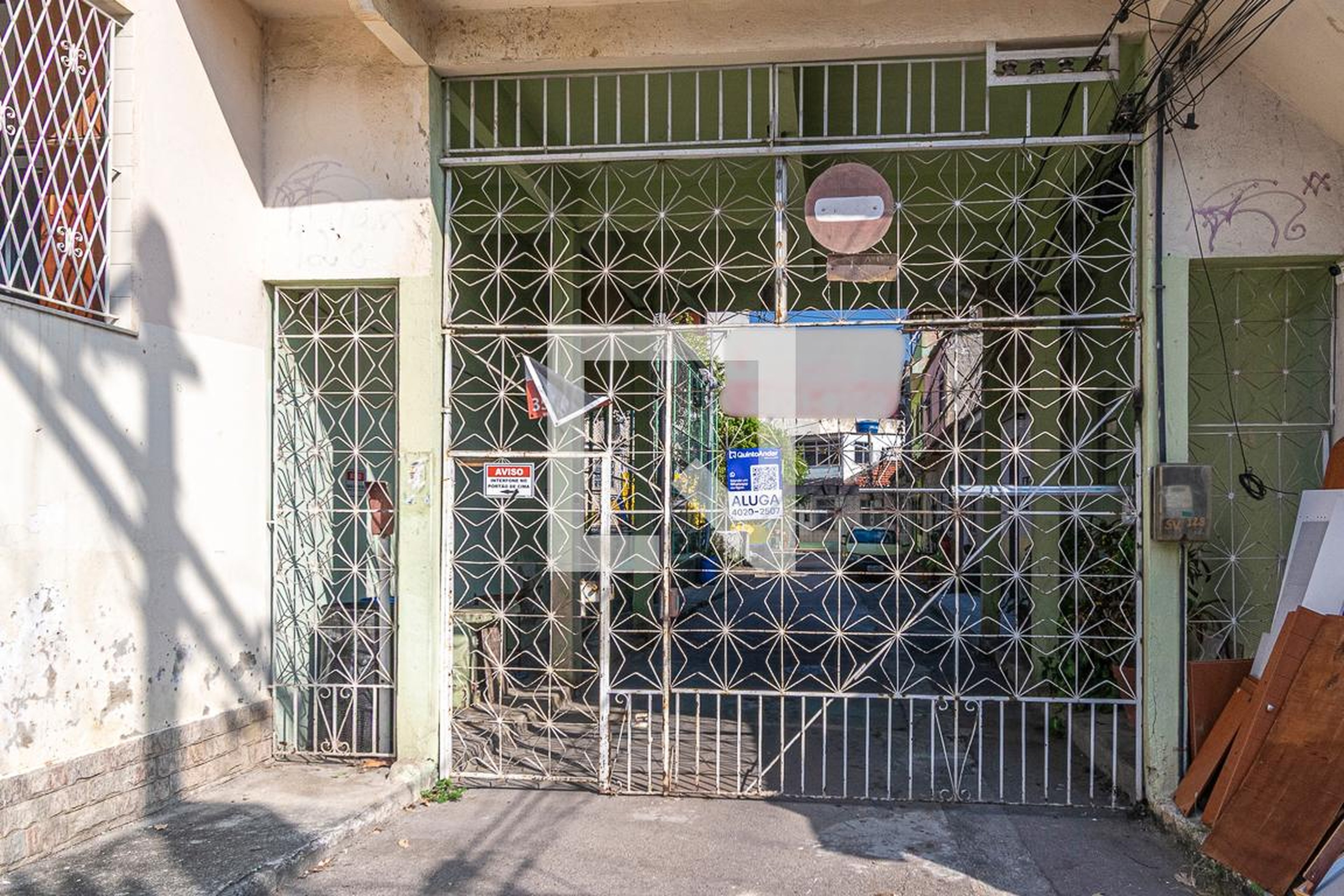 Fachada Condomínio em Rua Monte Santo, 128