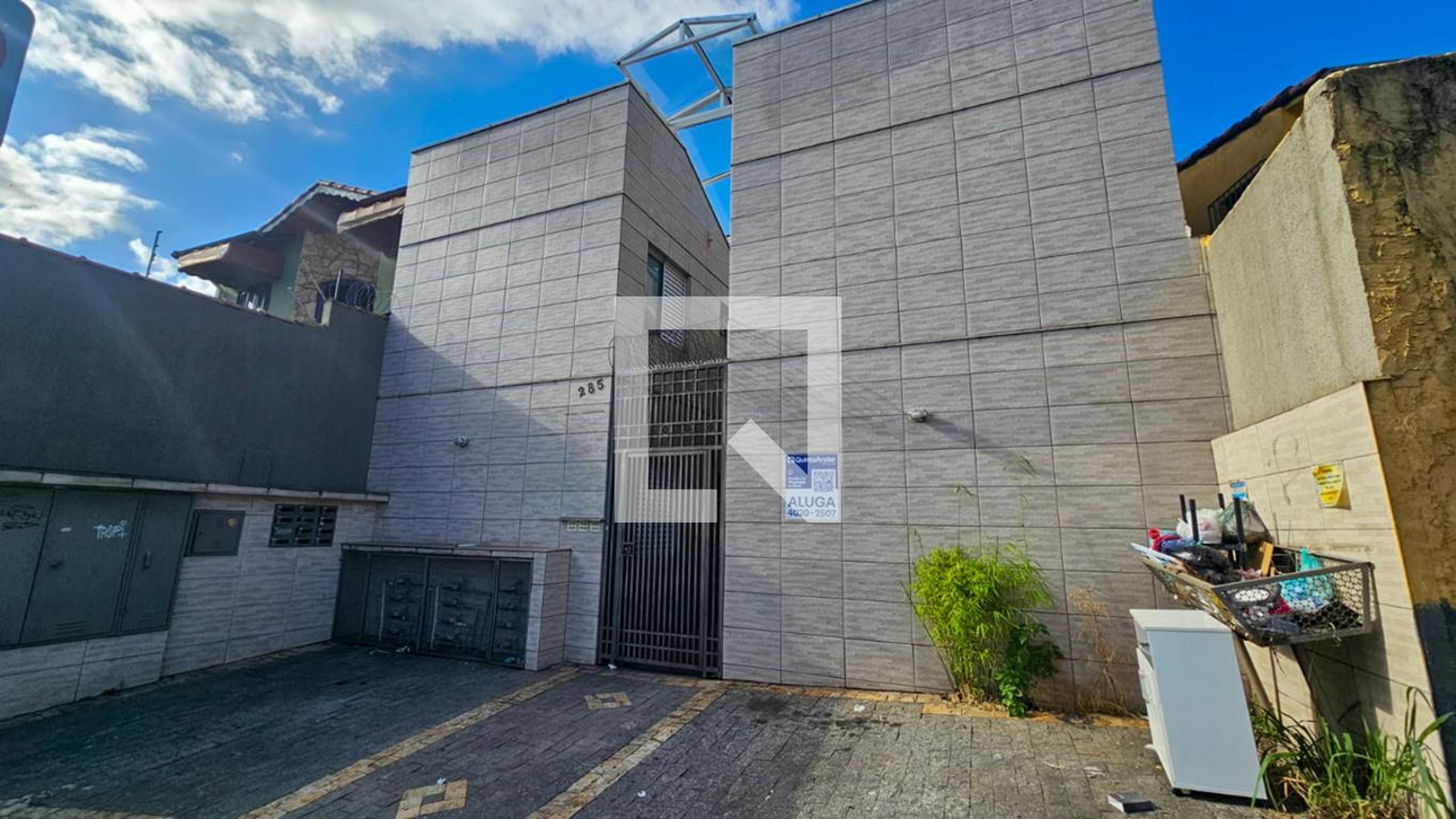 Fachada Condomínio em Rua Renato, 285