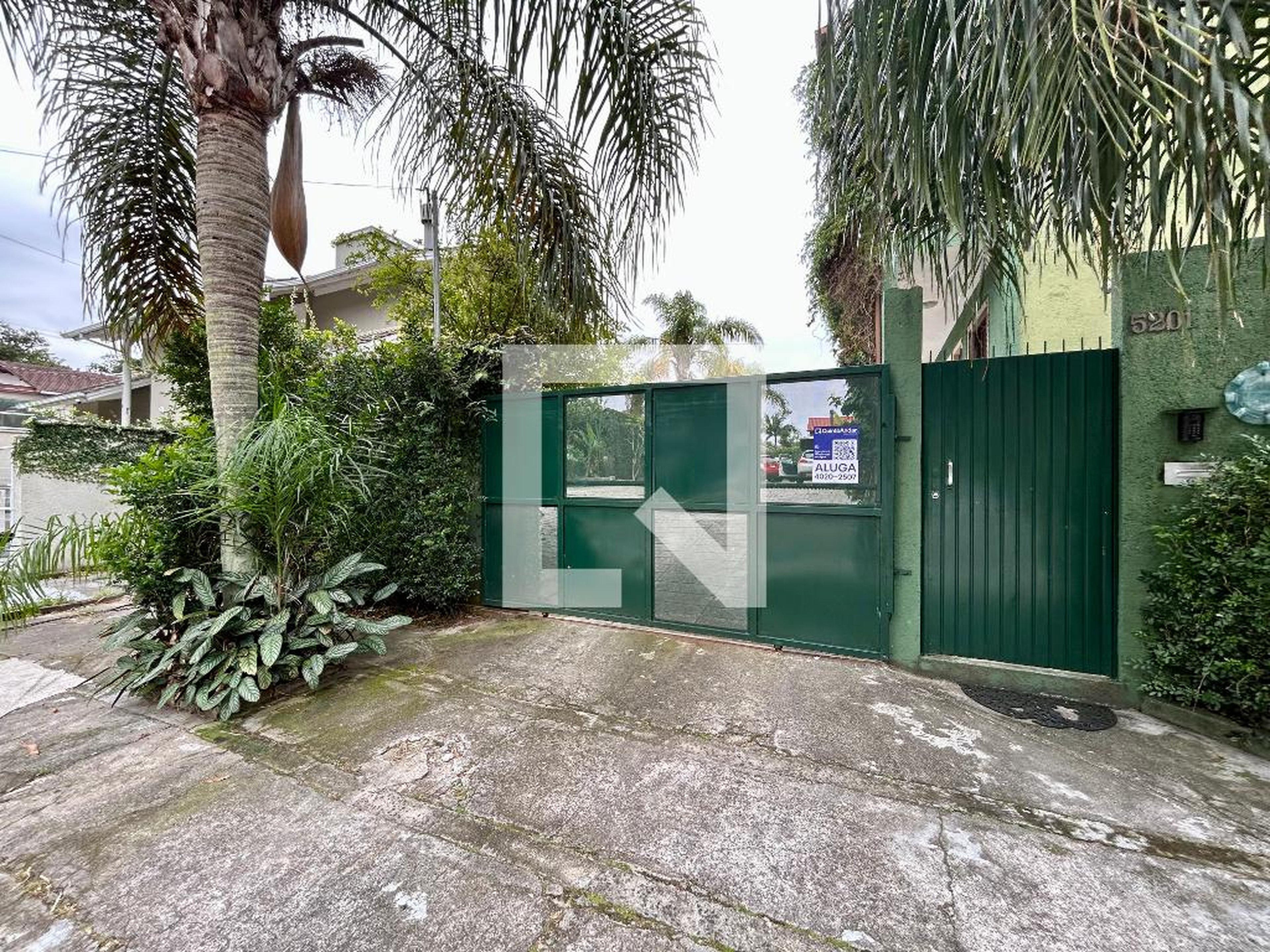 Fachada Condomínio em Rua Laurindo Januário da Silveira, 5201