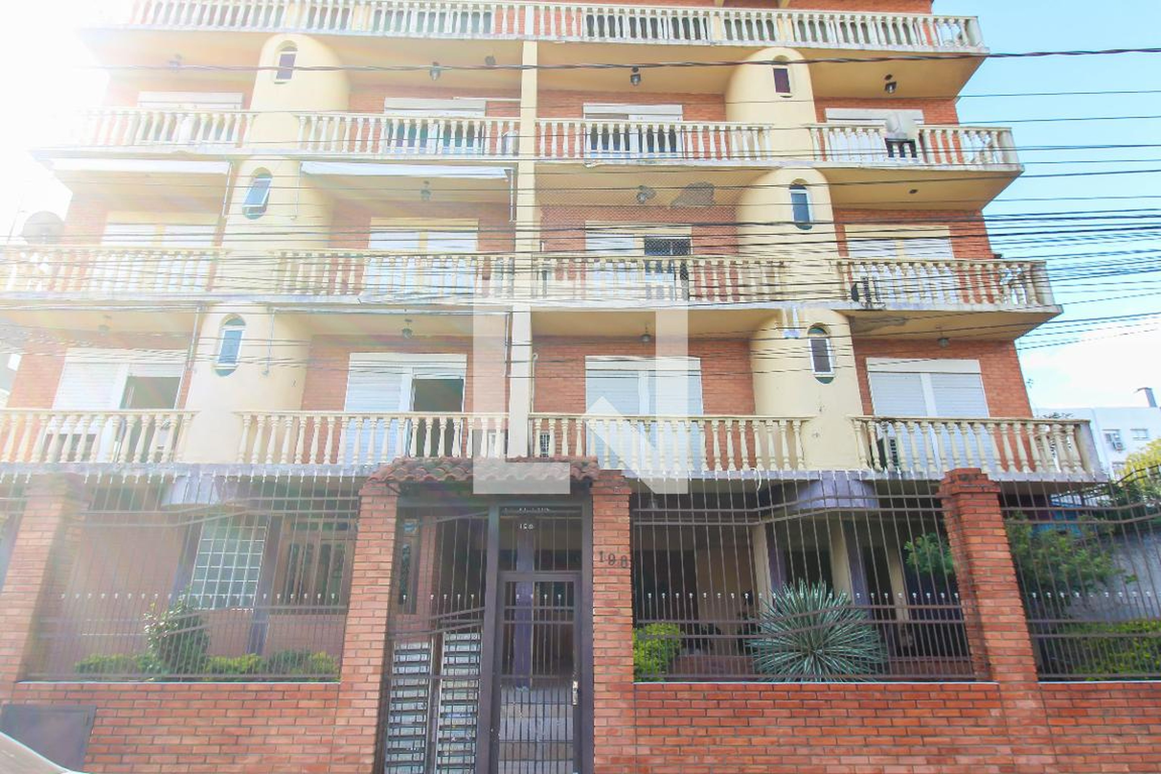 Fachada Condomínio em Rua Clemente Pinto, 198
