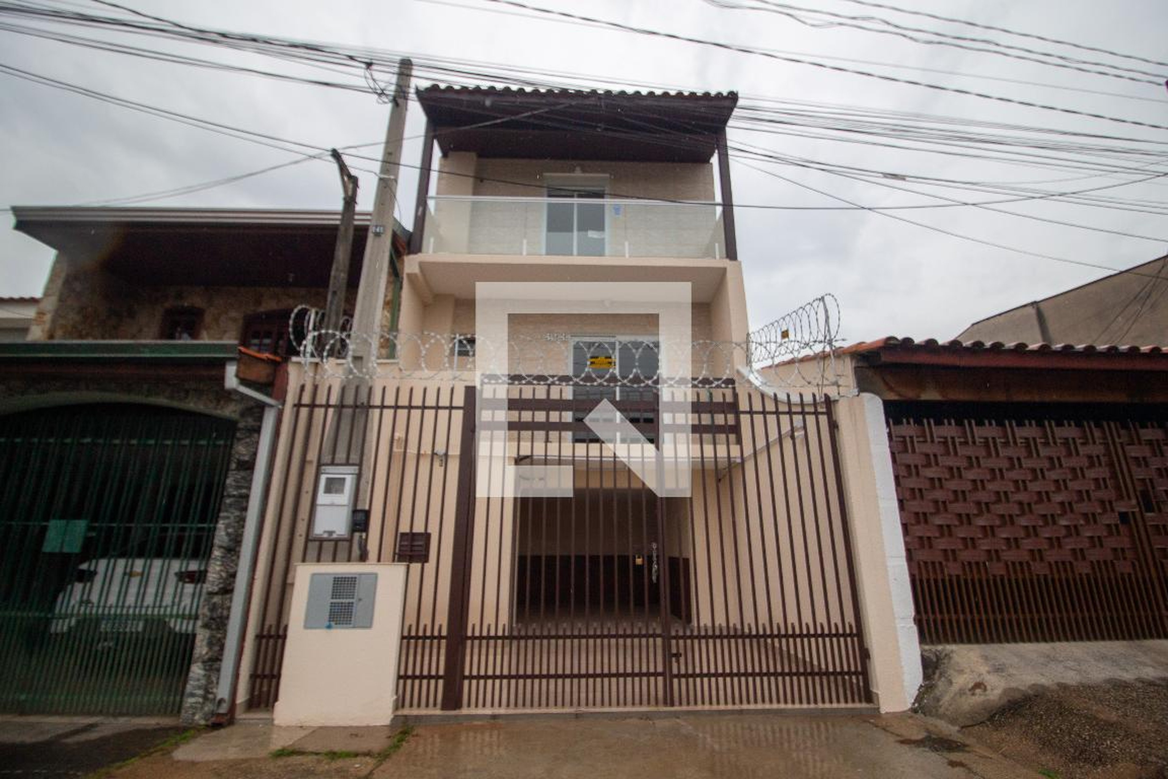 Fachada Condomínio em Rua Hermes Jarra Sanches, 141