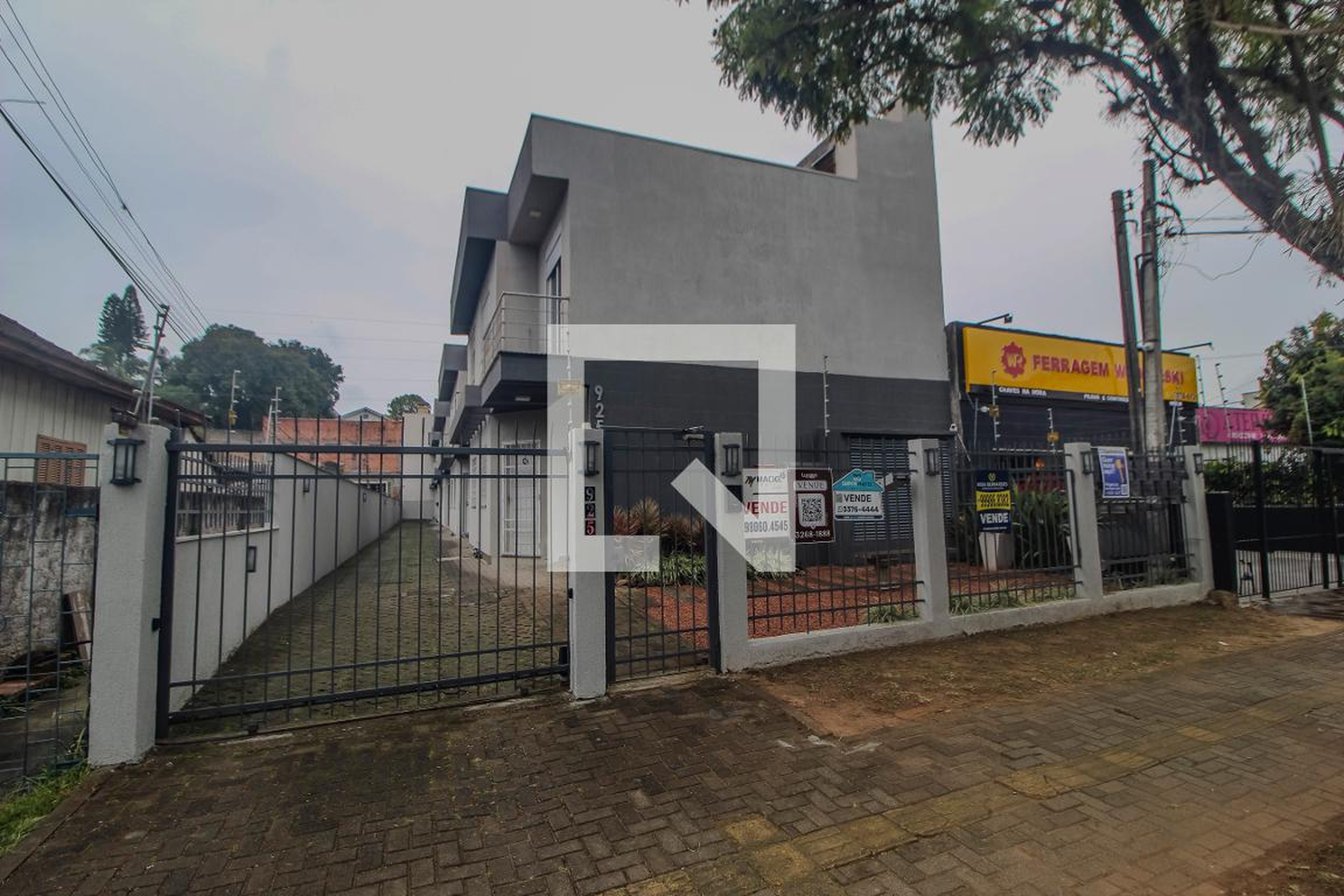 Fachada Condomínio em Rua Doutor Pereira Neto, 925