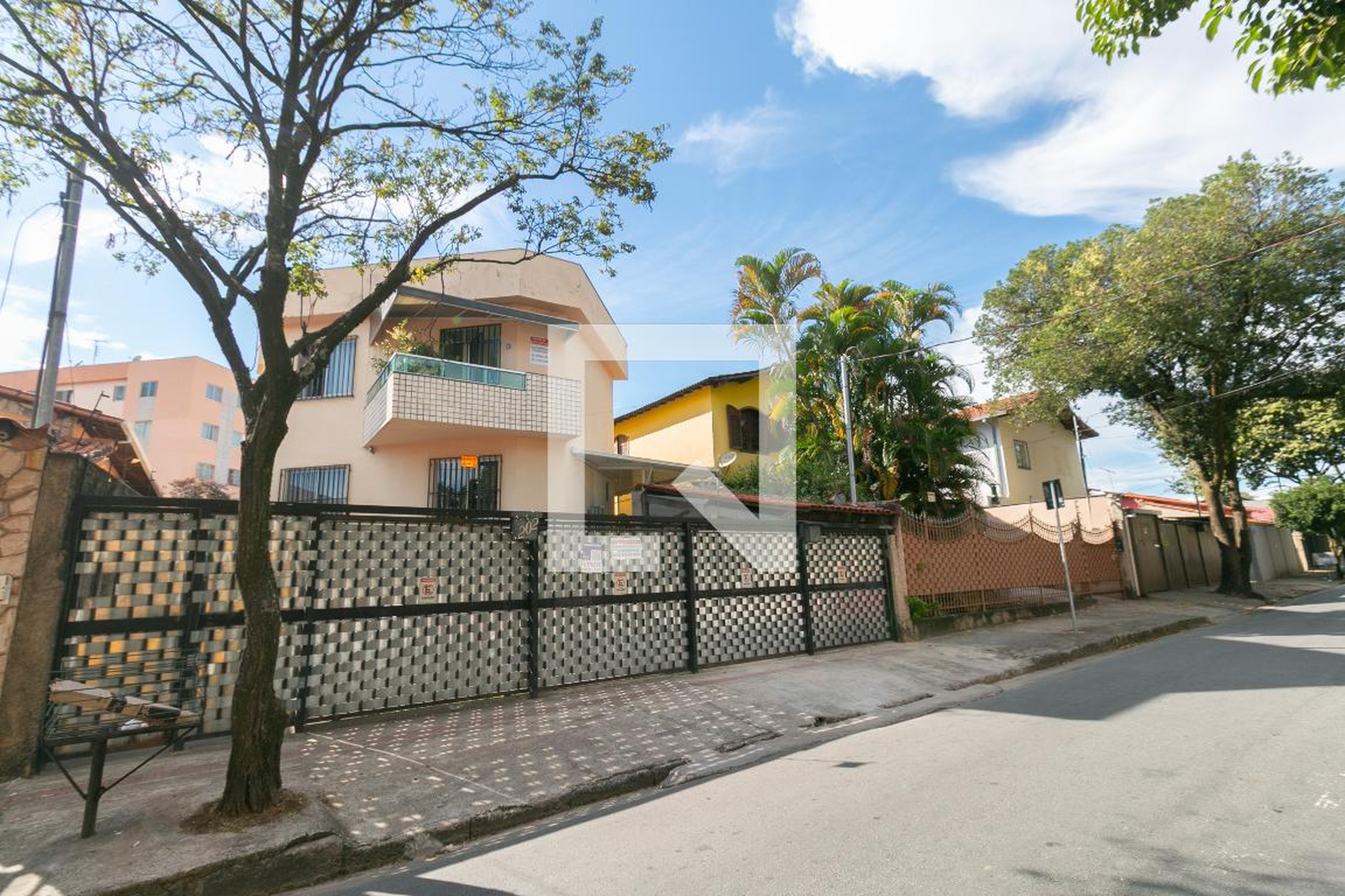 Fachada Condomínio em Rua dos Crenaques, 202