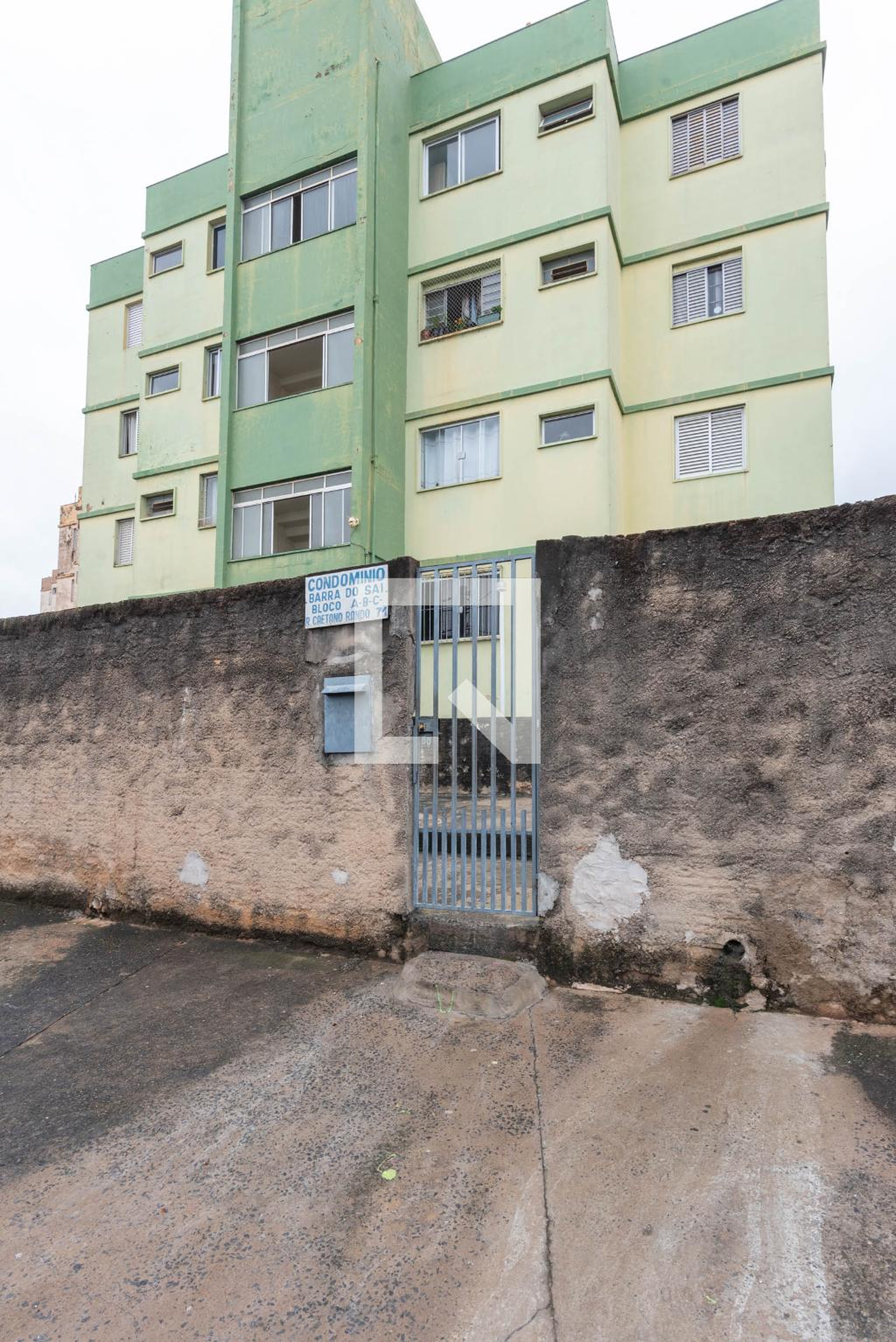 Fachada Condomínio em Rua Caetano Rando, 71