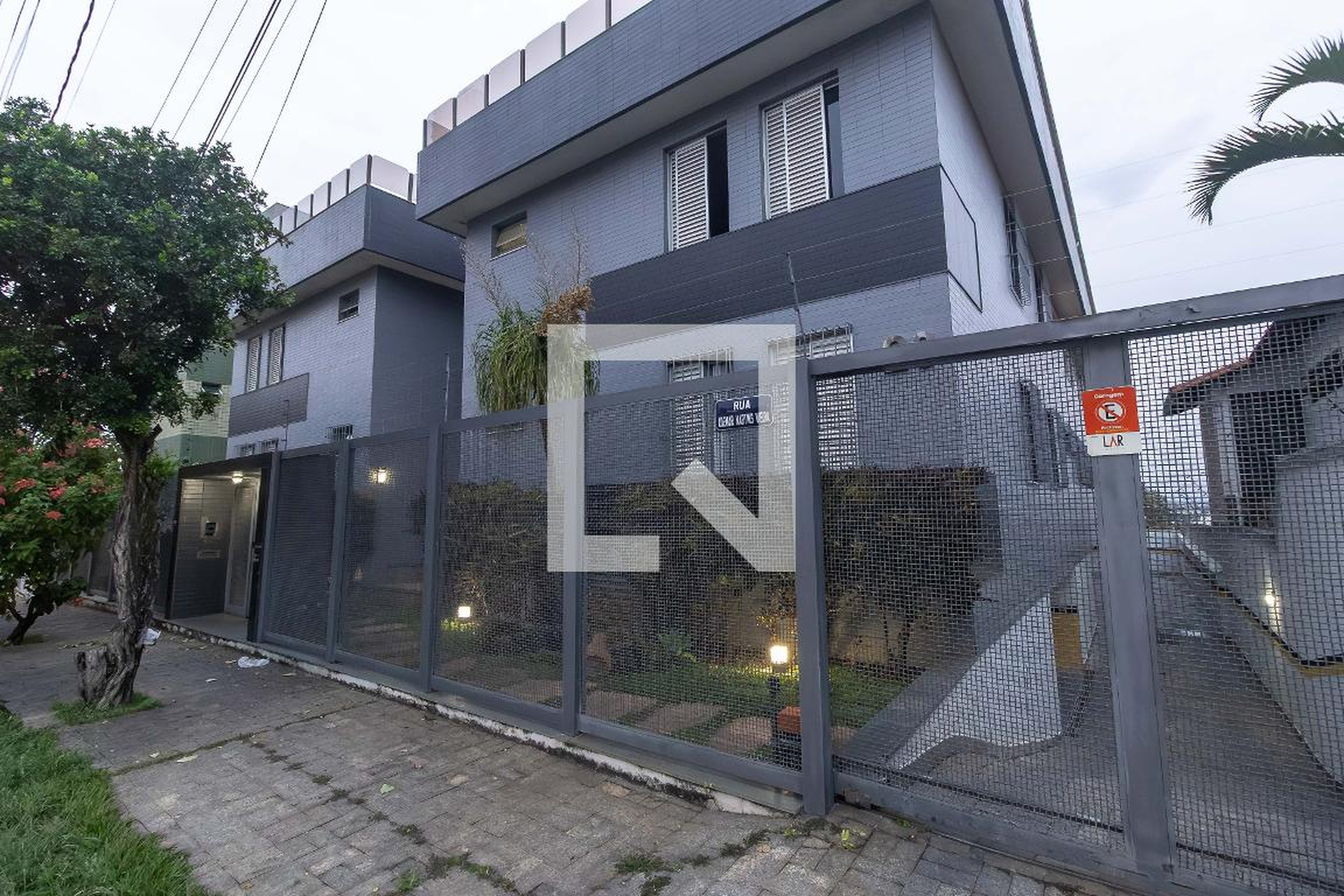Fachada Condomínio em Rua Sebastião Menezes Silva, 20