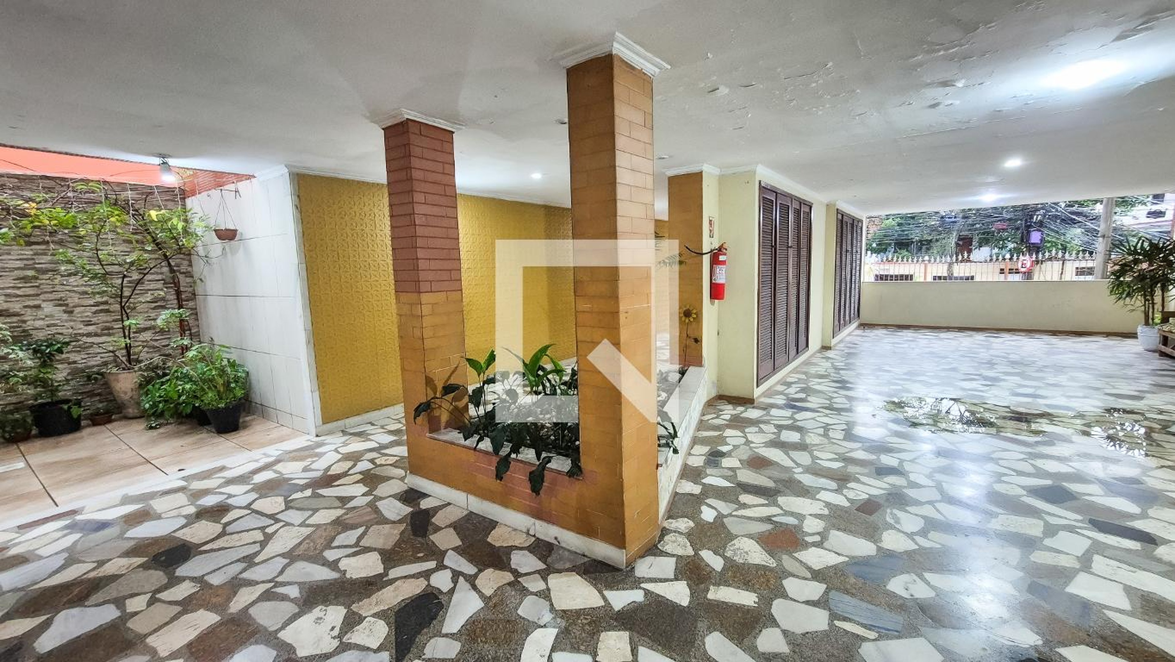 Hall de entrada Condomínio em Rua Gustavo de Andrade, 206