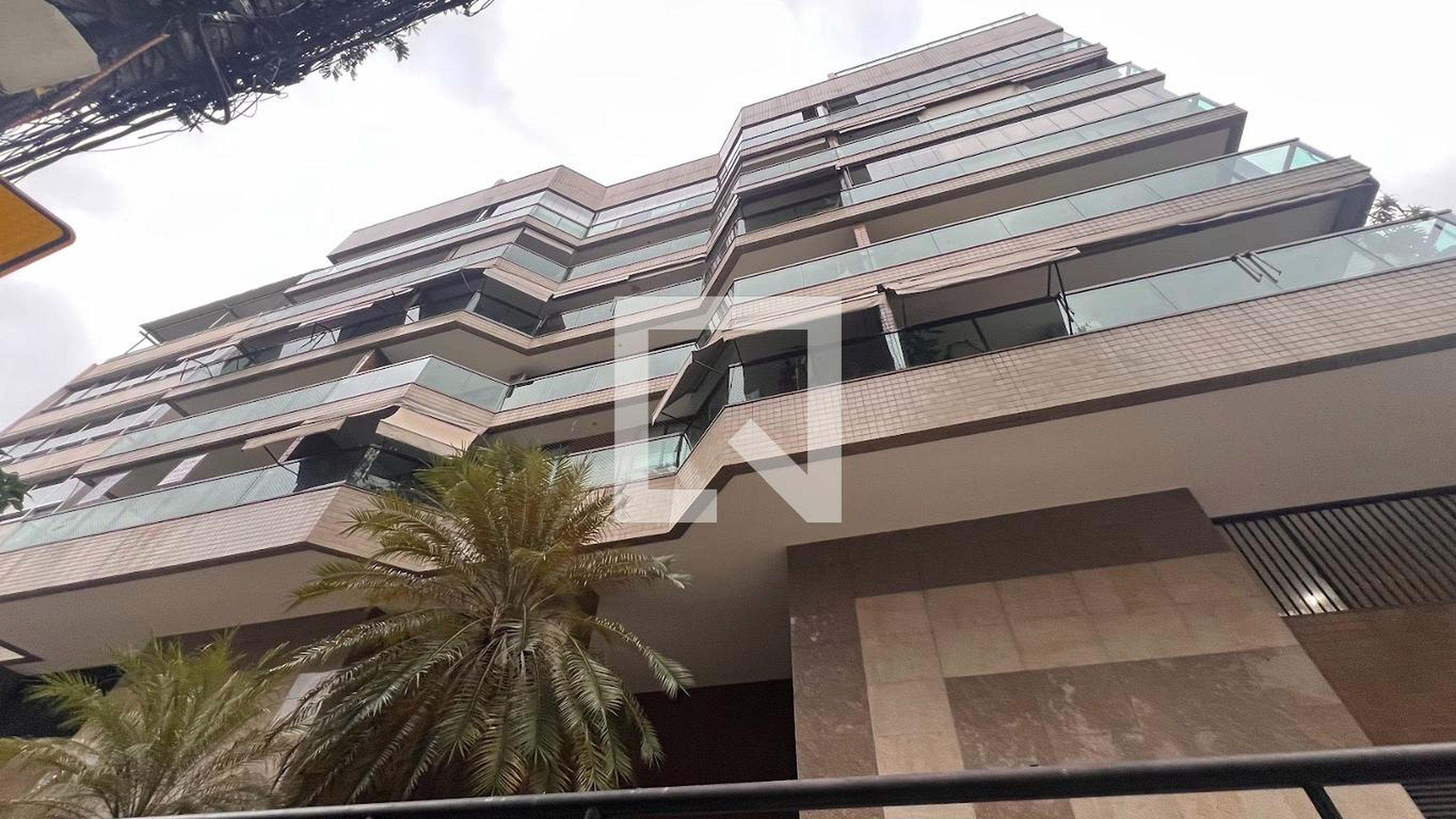 Fachada Condomínio em Rua Santa Sofía, 134
