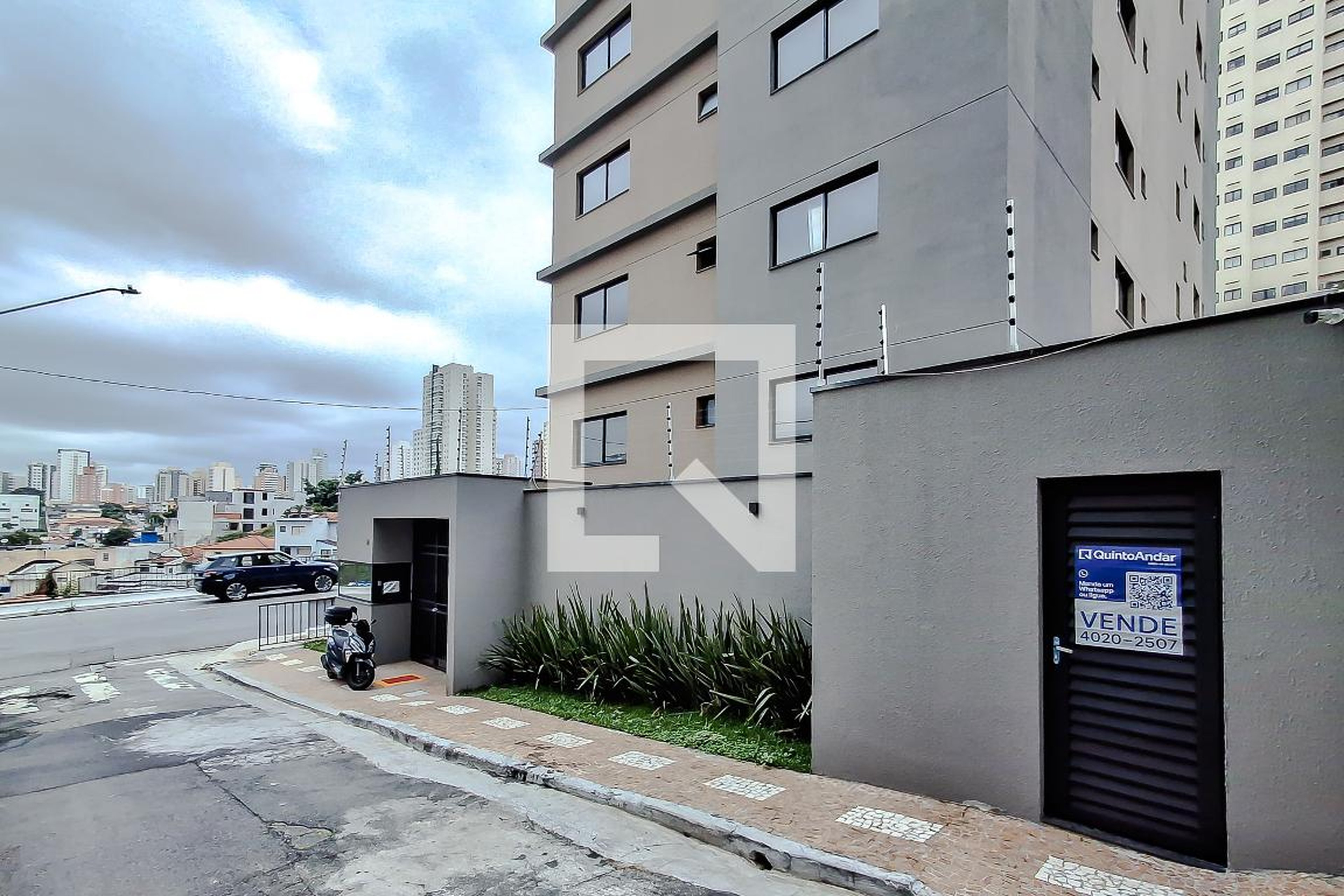 Fachada Condomínio em Rua Jaime Viana, 74
