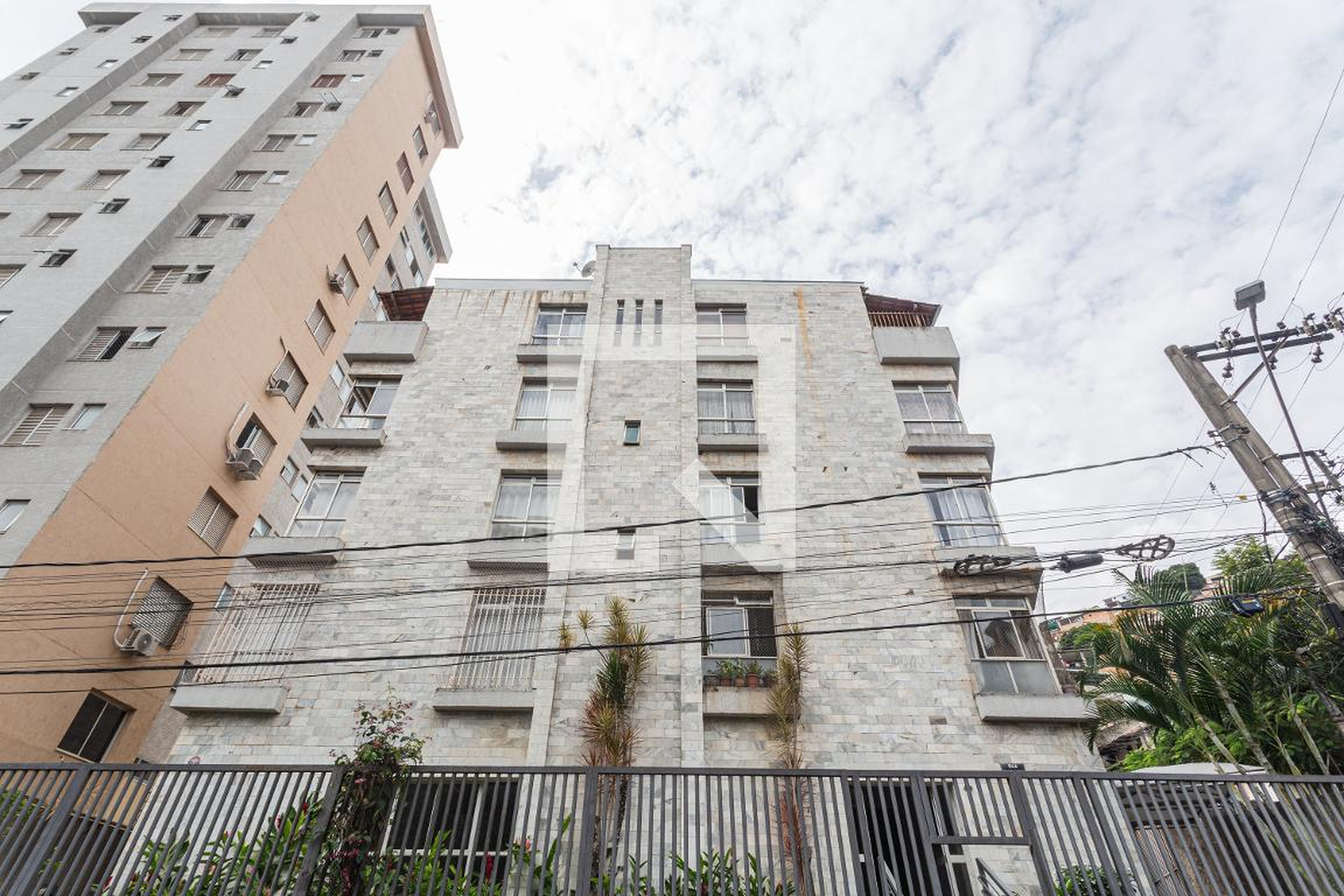 Fachada Condomínio em Rua Luiza Carvalho Torres, 83