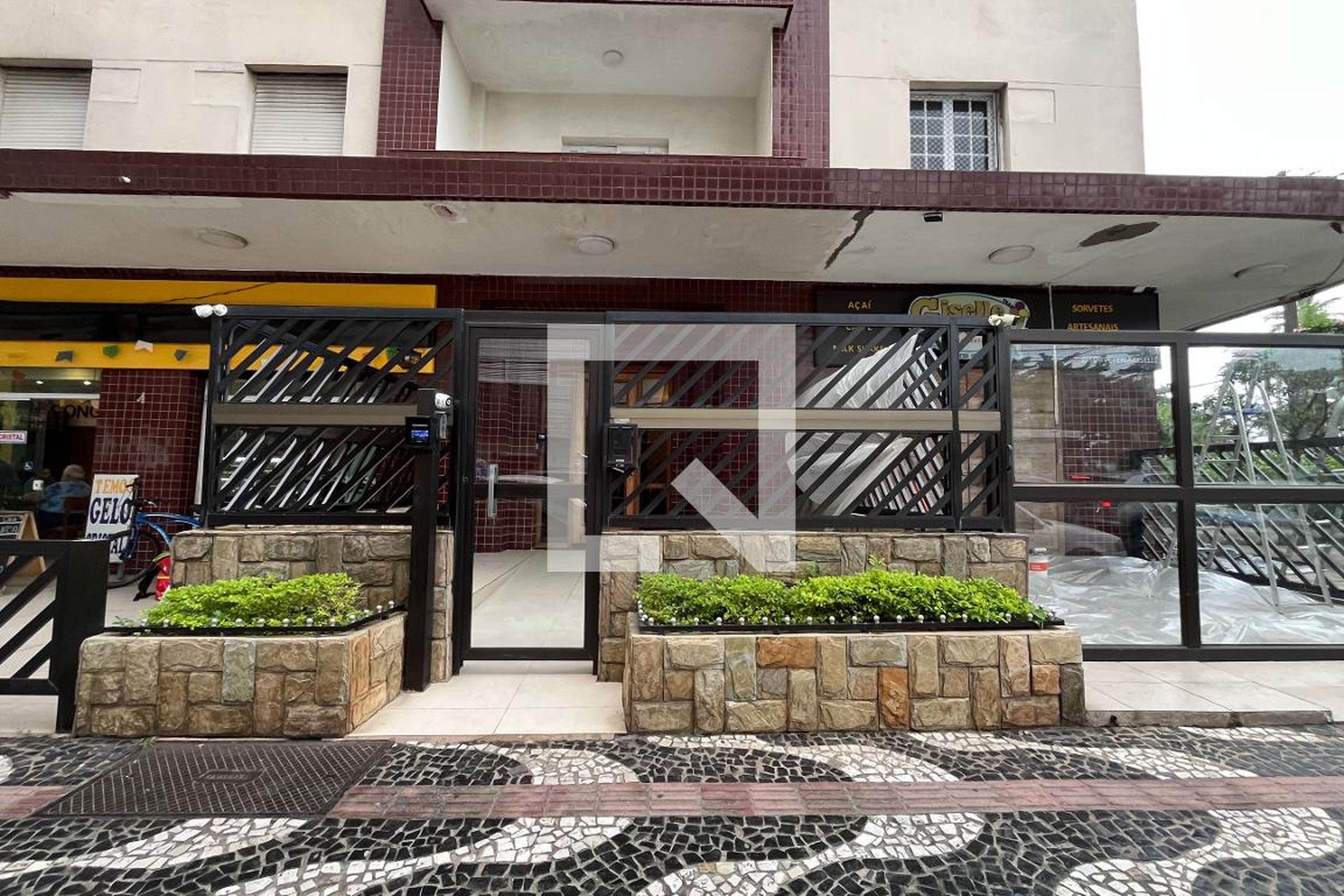 Fachada Condomínio em Rua Oswaldo Cochrane, 2