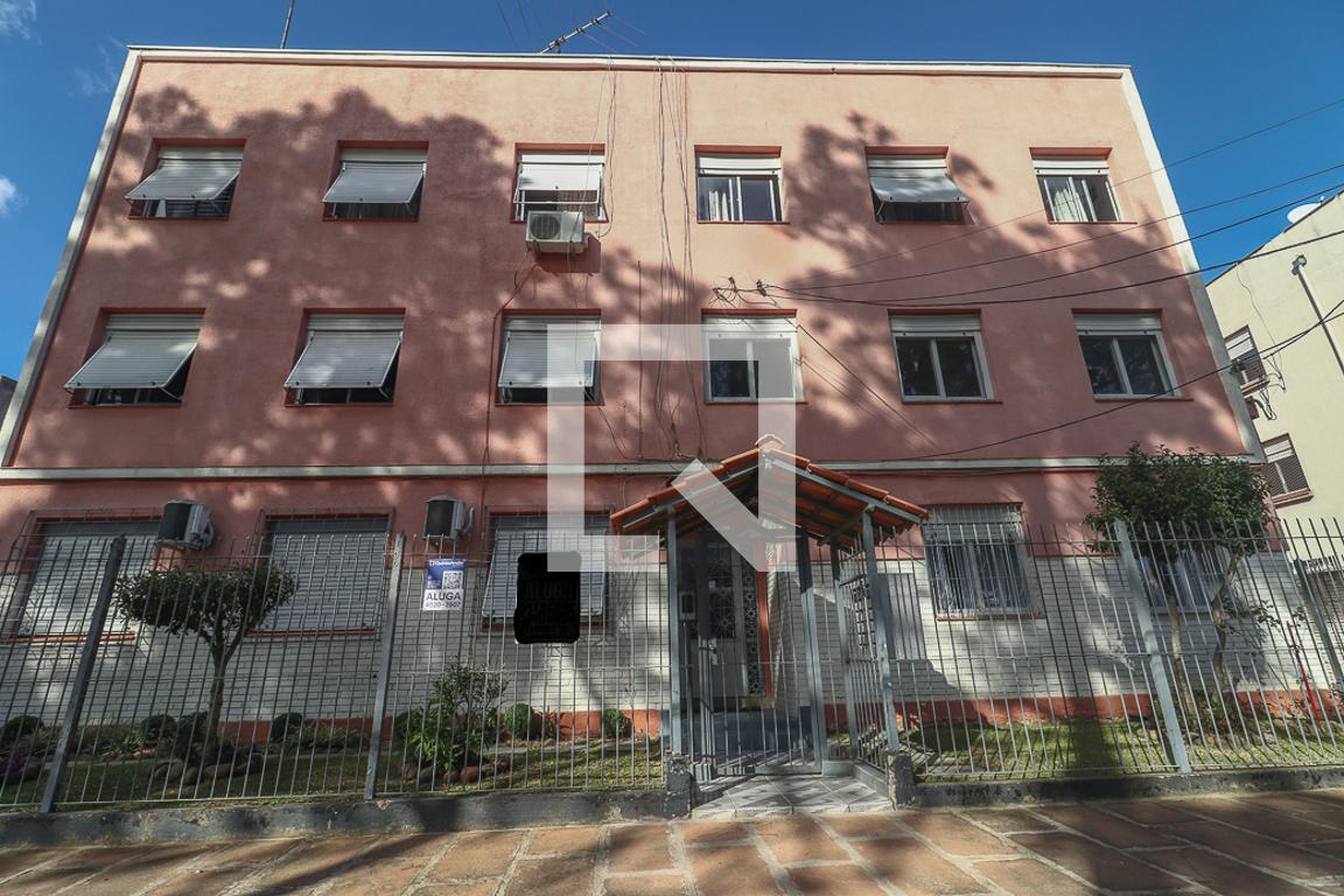 Fachada Condomínio em Rua Itiberê da Cunha, 63