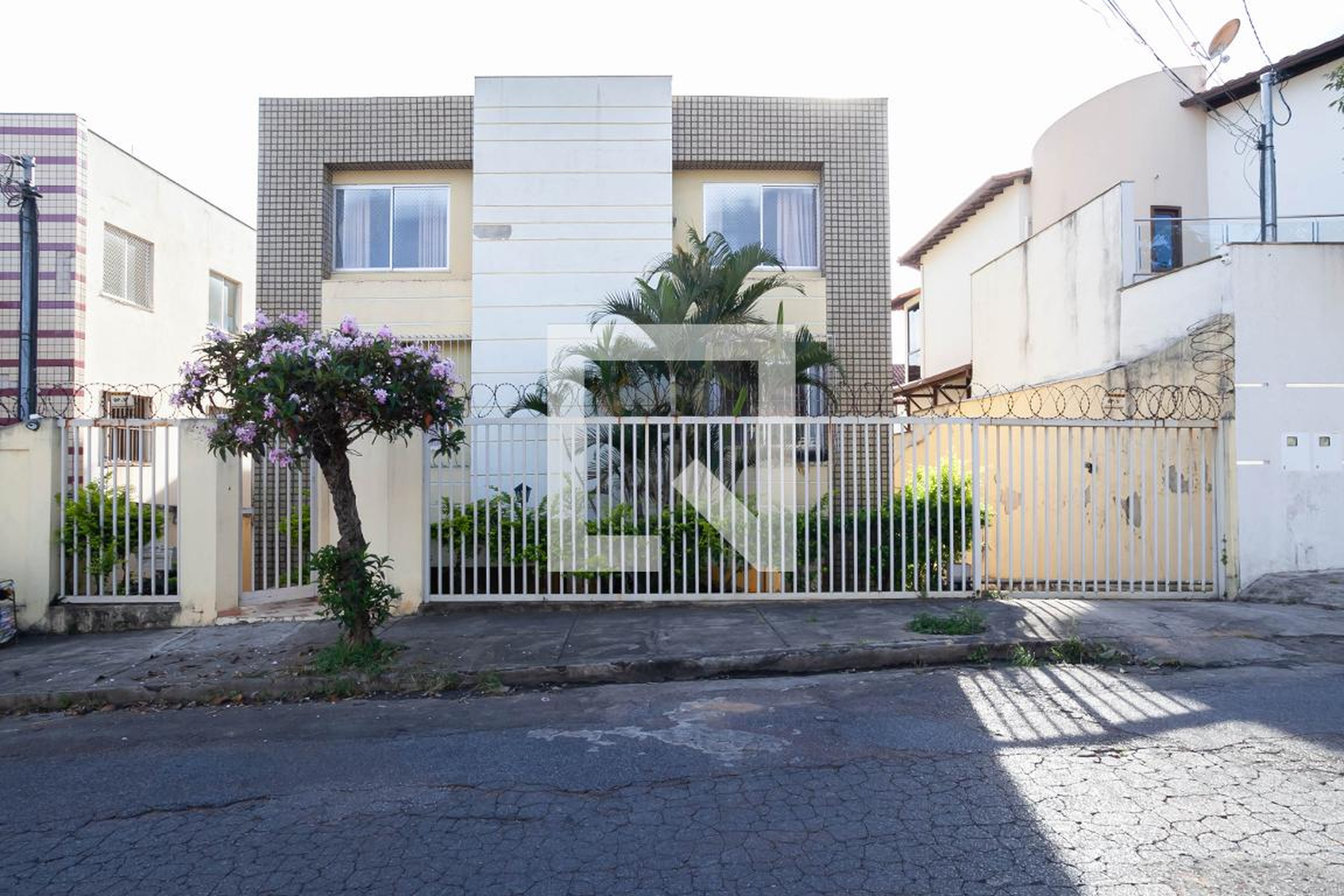 Fachada Condomínio em Rua Faria Lobato, 185