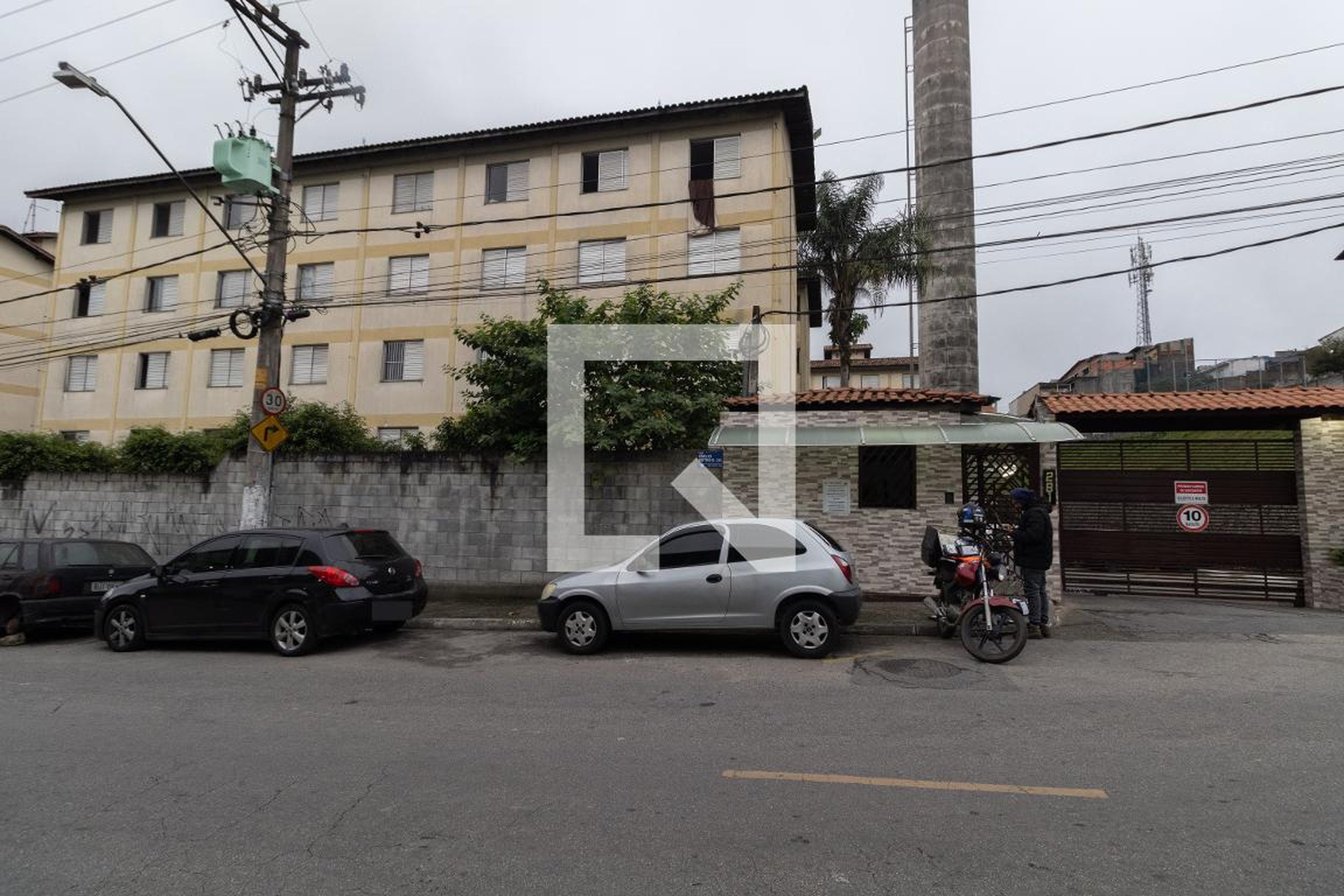 Fachada Condomínio em Rua Emílio Retrosi, 280