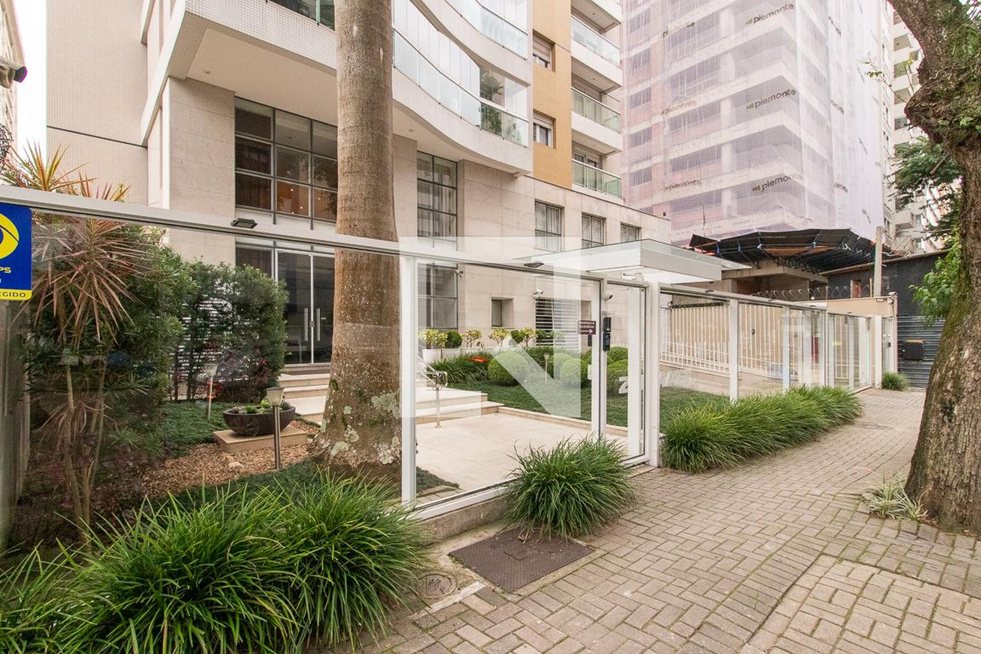 Fachada Condomínio em Rua Carneiro Lobo, 45