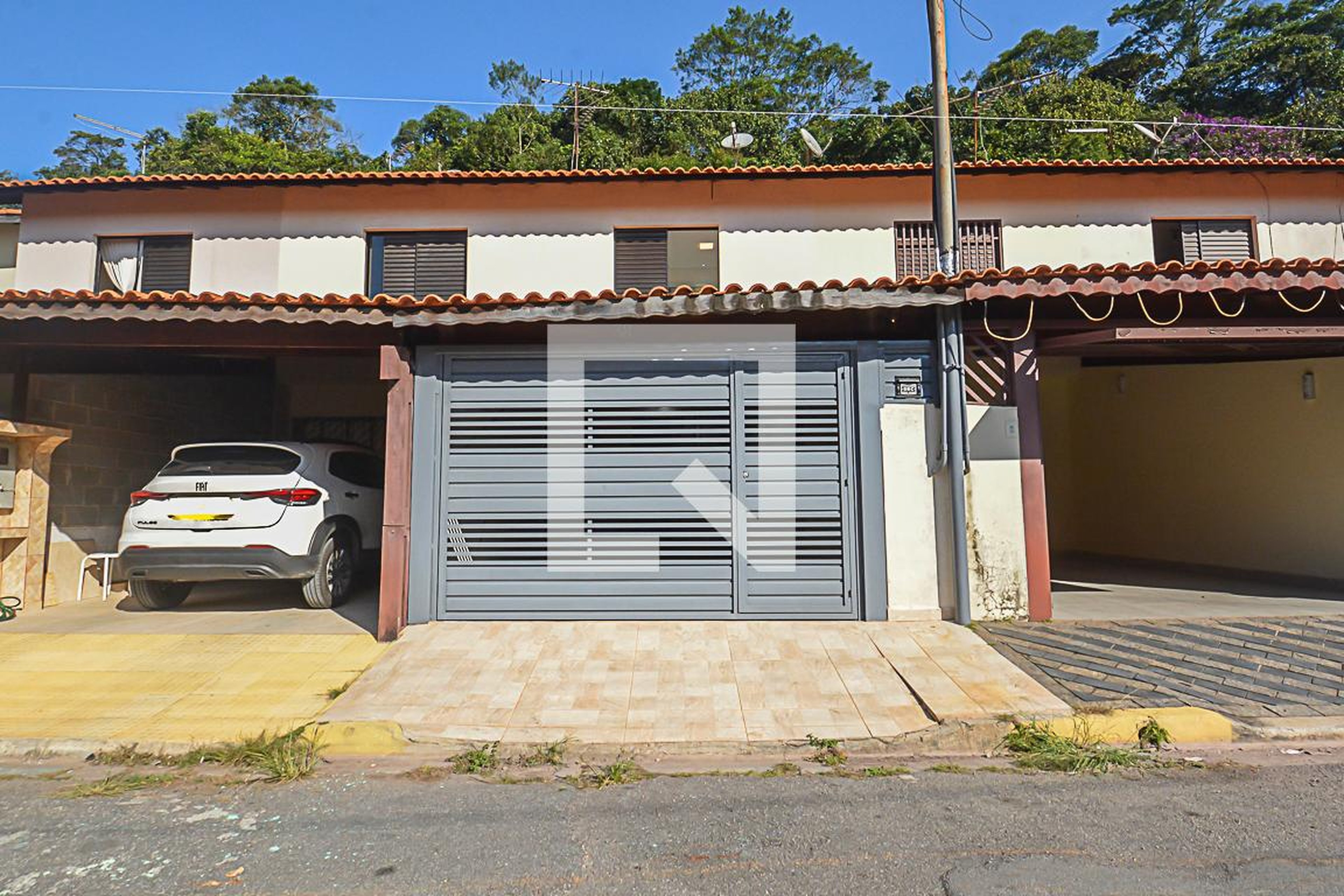 Fachada Condomínio em Rua Caminho dos Vianas, 601