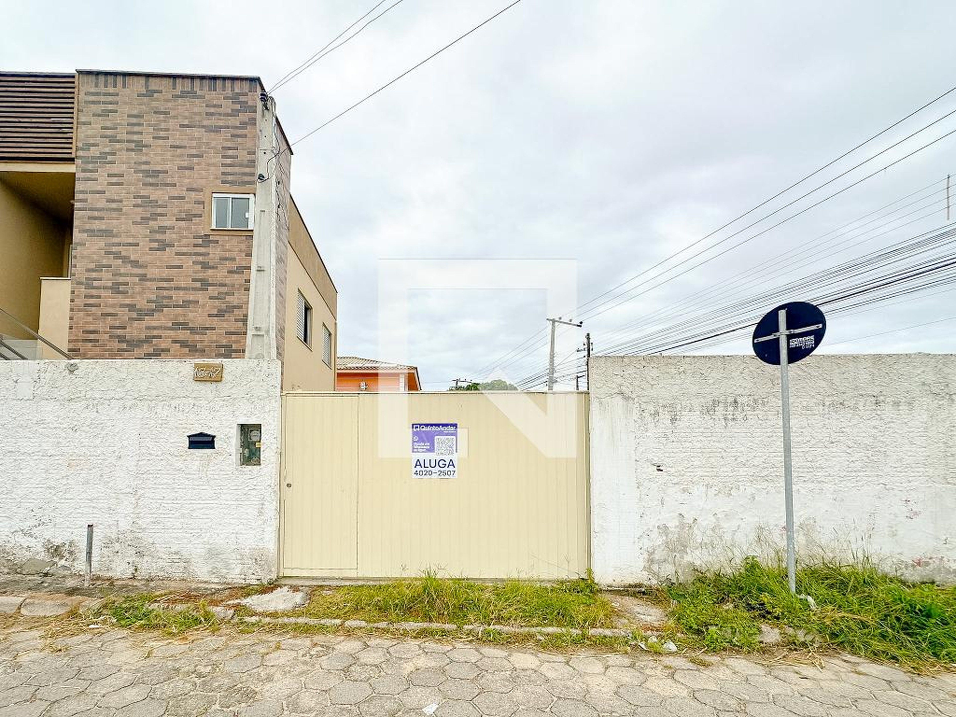 Fachada Condomínio em Rua Leonel Pereira, 1347