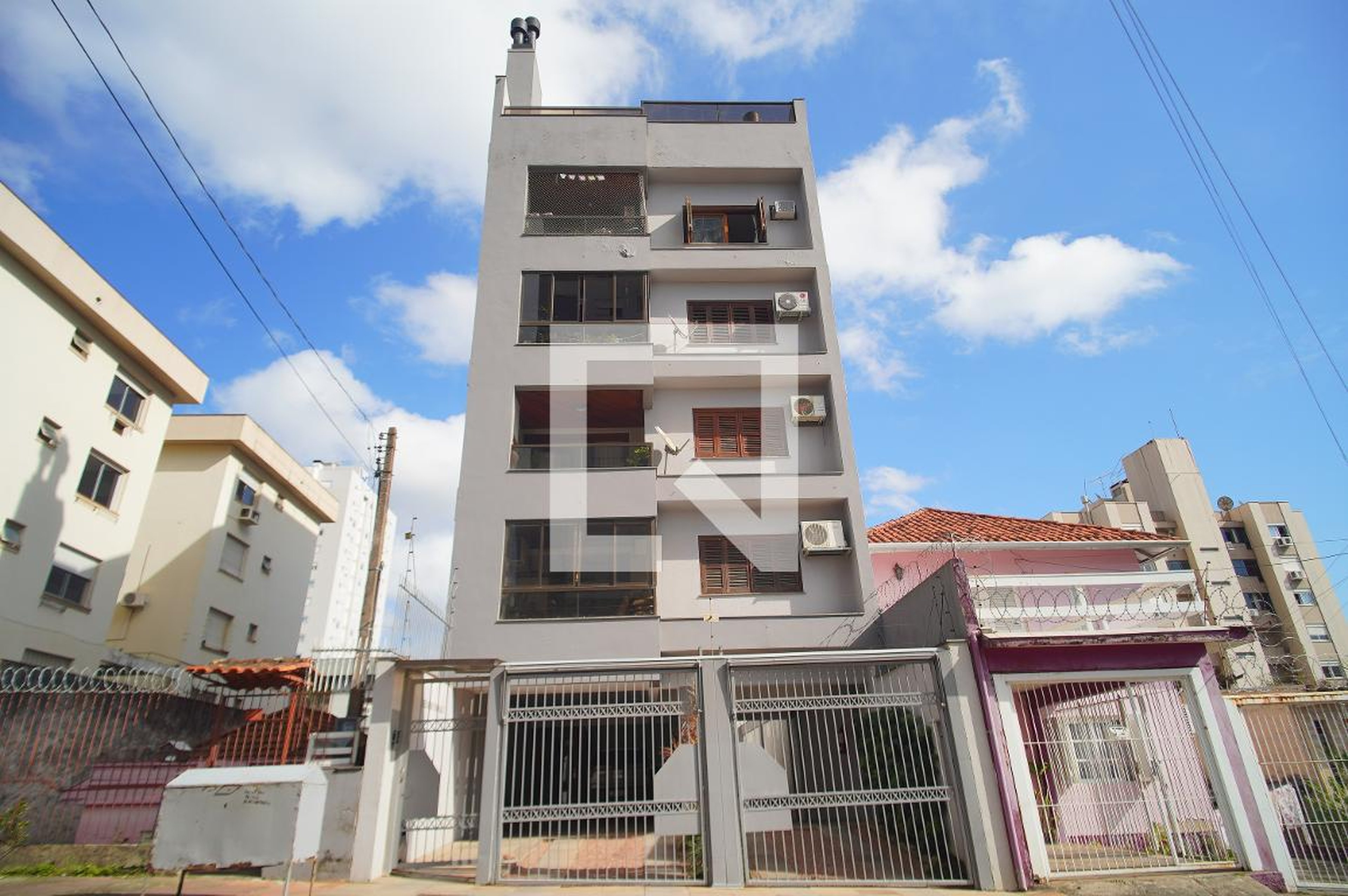 Fachada Condomínio em Rua Tomás Flôres, 77