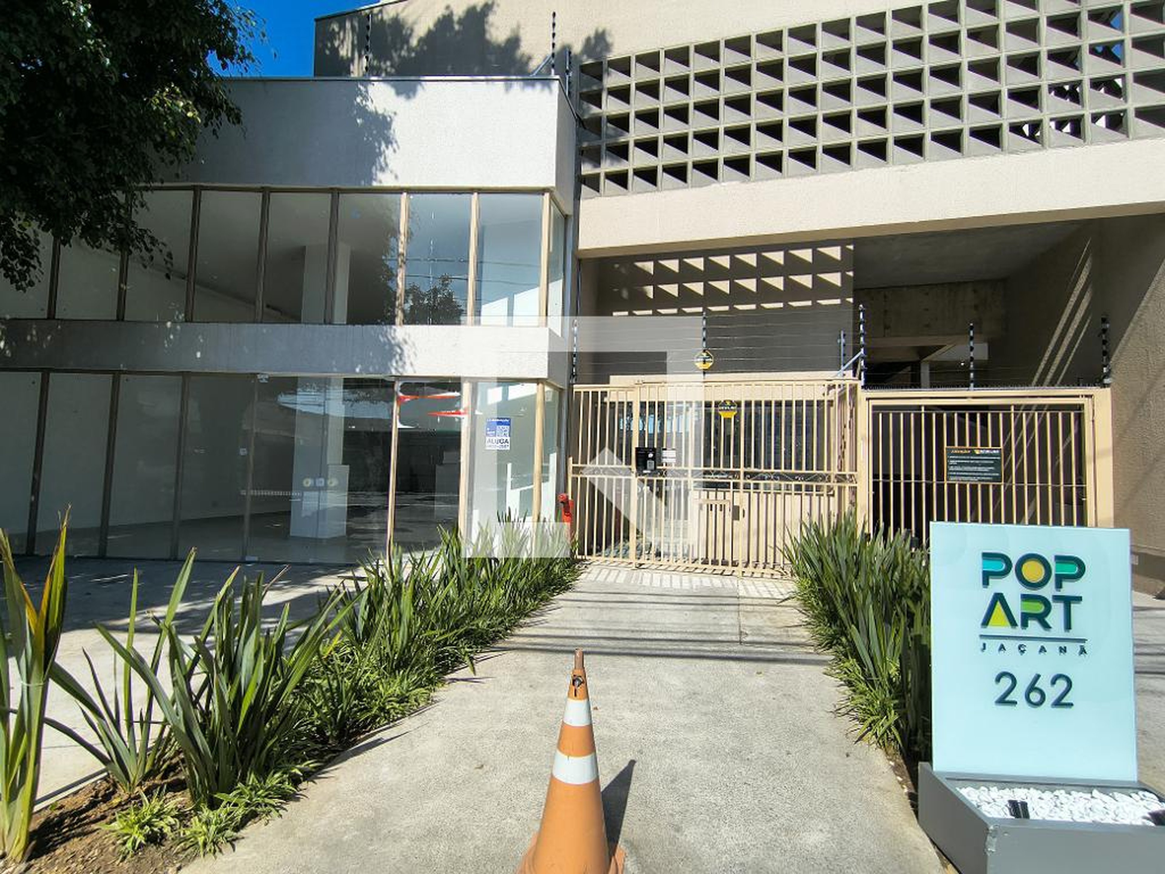 Fachada Condomínio em Rua Benjamin Pereira, 262