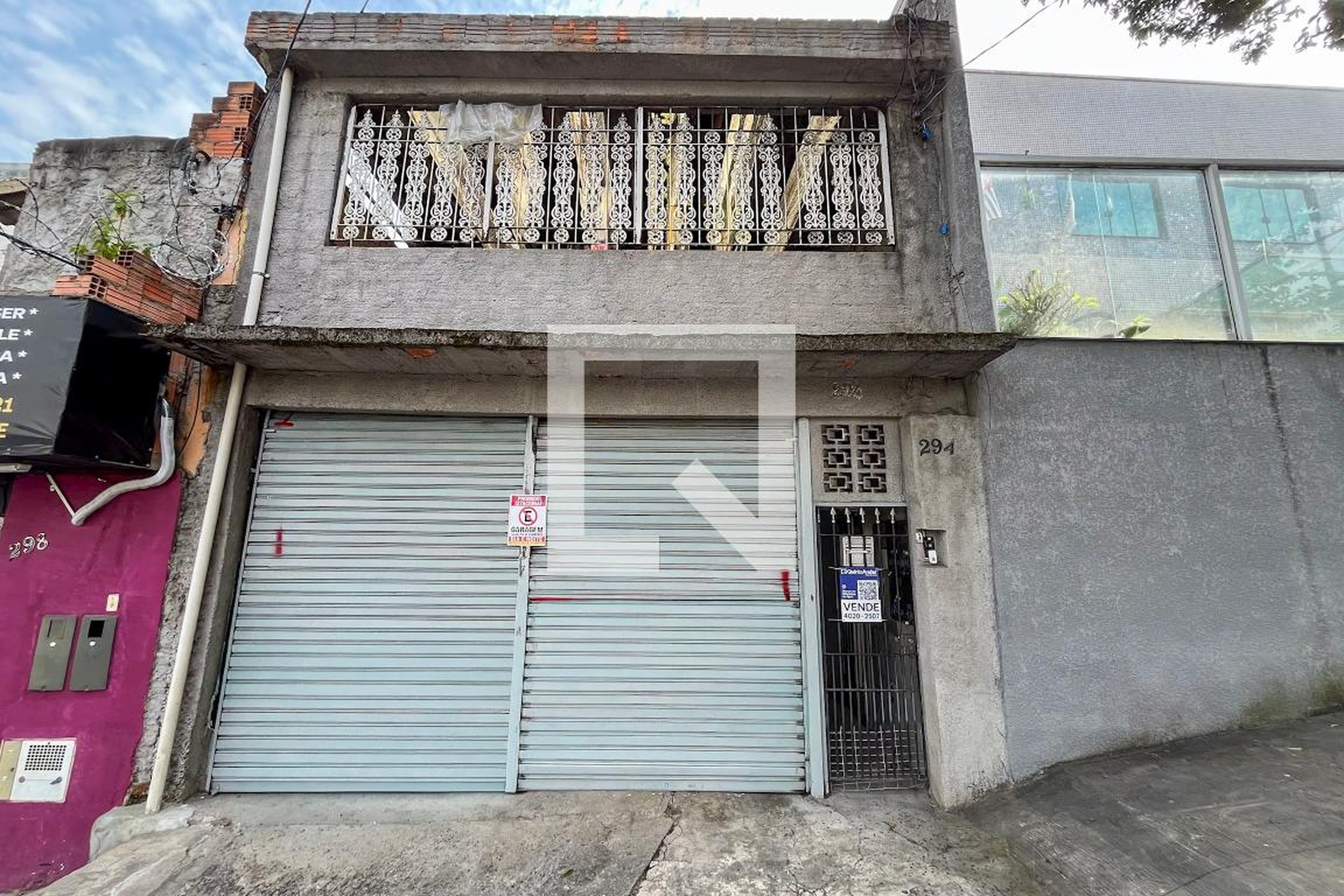 Fachada Condomínio em Rua Jean de La Huerta, 294